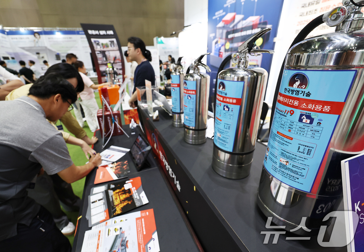 (고양=뉴스1) 구윤성 기자 = 10일 경기 고양시 일산 킨텍스에서 열린 '2025 이차전지 소재·부품 및 장비전'에서 참관객들이 리튬배터리 전용 소화기를 살펴보고 있다. 2025 …