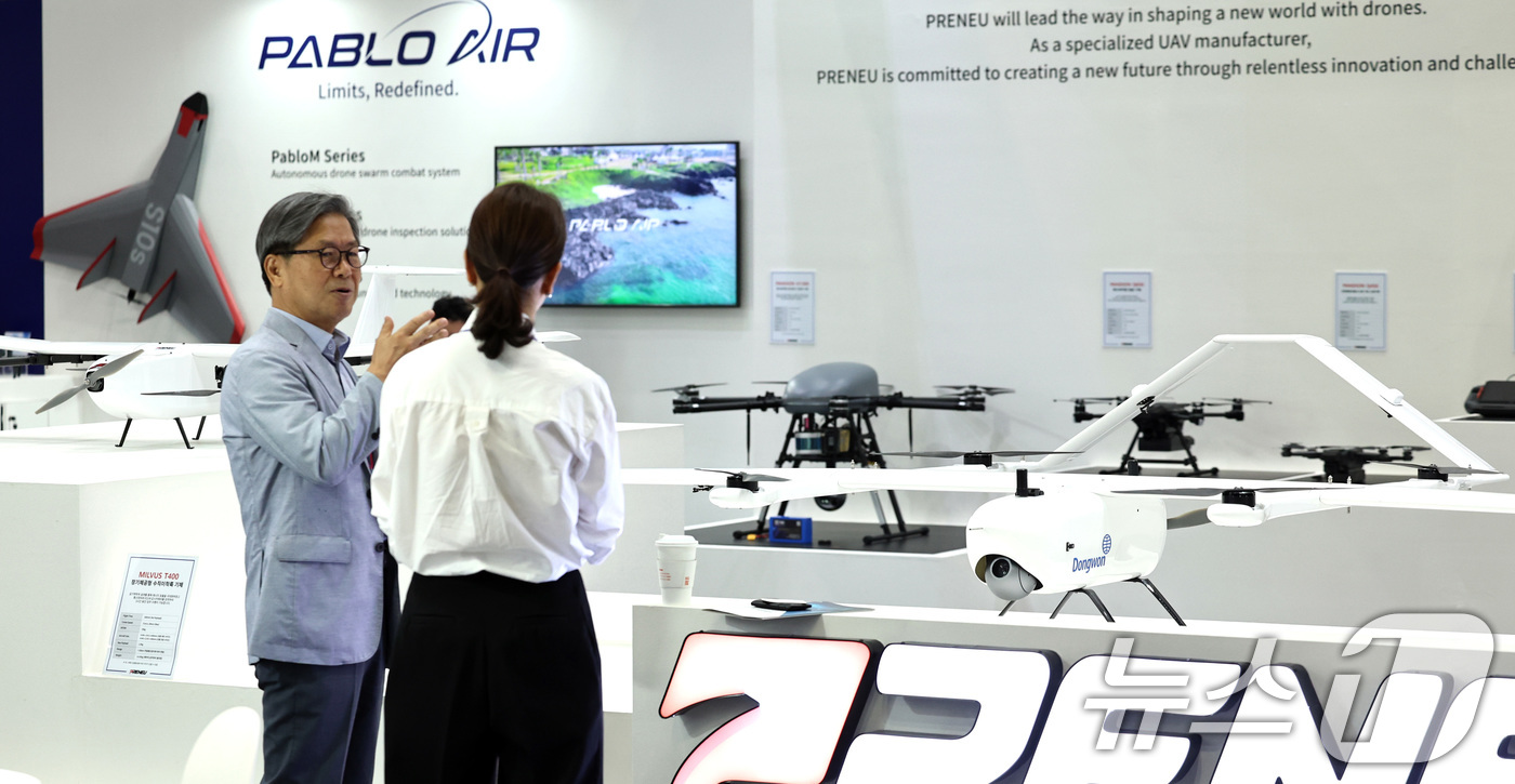 (고양=뉴스1) 구윤성 기자 = 10일 경기 고양시 일산 킨텍스에서 열린 제1회 대한민국 산업단지 수출박람회에서 참관객들이 다양한 드론을 살펴보고 있다. 2025.9.10/뉴스1