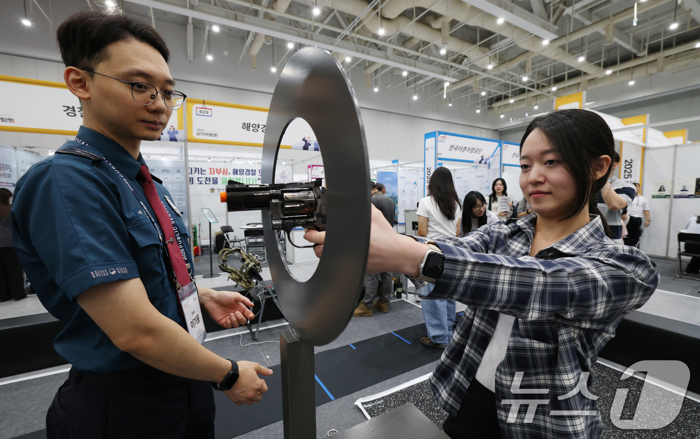 (수원=뉴스1) 김영운 기자 = 10일 경기 수원시 영통구 수원컨벤션센터에서 열린 '2025 공직박람회'를 찾은 관람객들이 공직에 대한 주요 채용 정보 및 다양한 참여형 체험 활동 …