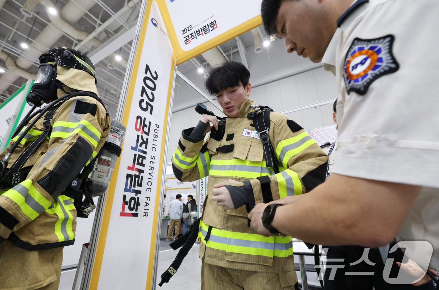 (수원=뉴스1) 김영운 기자 = 10일 경기 수원시 영통구 수원컨벤션센터에서 열린 '2025 공직박람회'를 찾은 관람객들이 공직에 대한 주요 채용 정보 및 다양한 참여형 체험 활동 …