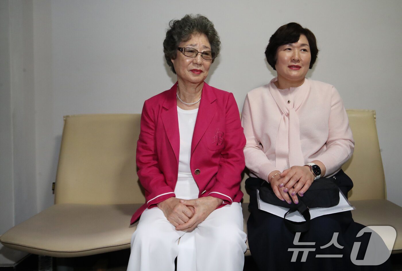 본문 이미지 - 61년 전 성폭행범 혀를 깨물어 집행유예 확정판결을 받았던 최말자 씨가 10일 오후 부산 연제구 부산지방법원에서 열리는 재심 선고공판을 기다리고 있다.  2025.9.10/뉴스1 ⓒ News1 윤일지 기자