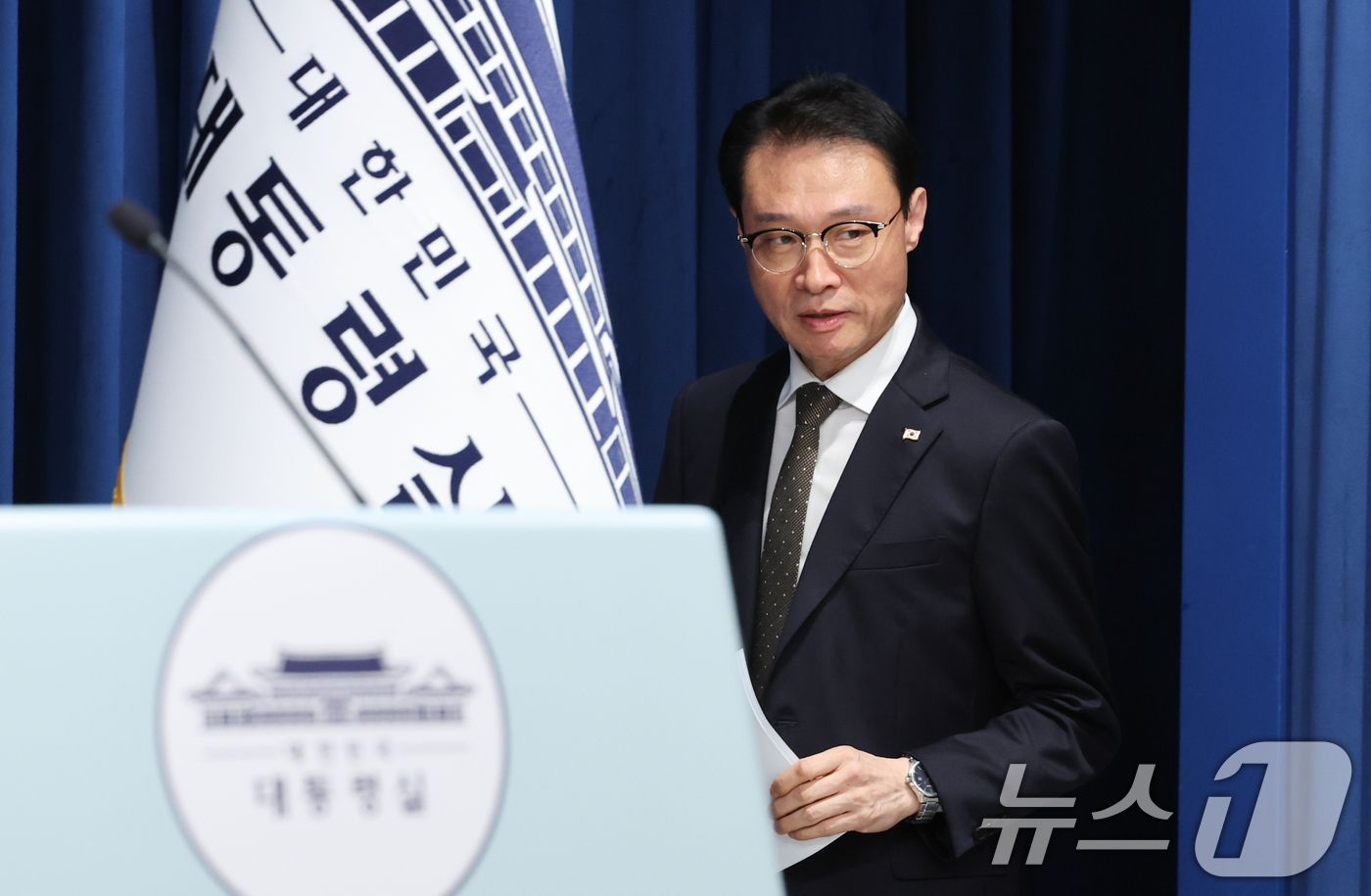 (서울=뉴스1) 허경 기자 = 이규연 홍보소통수석이 10일 서울 용산 대통령실 청사에서 이재명 정부 출범 100일 기자회견 관련 브리핑을 하기 위해 입장하고 있다. 2025.9.1 …