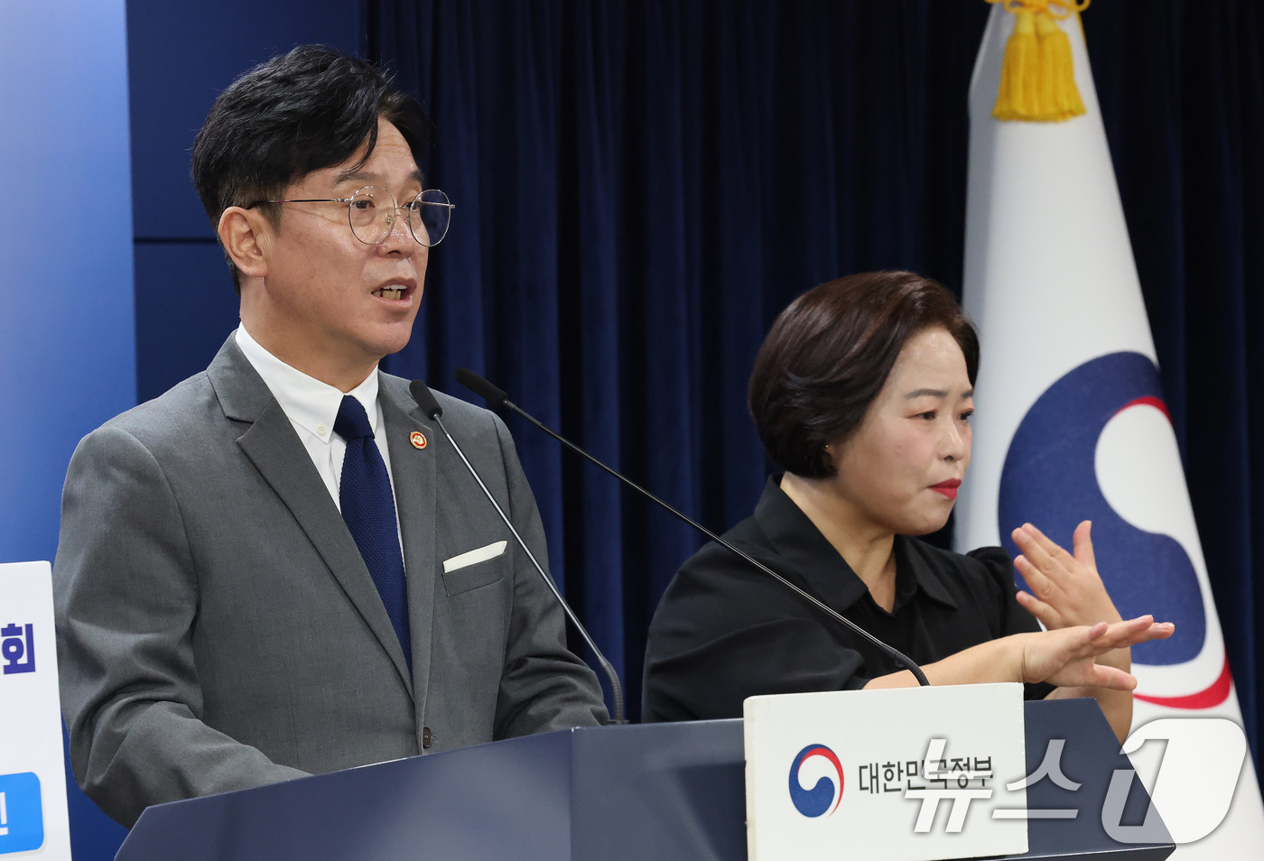 (서울=뉴스1) 임세영 기자 = 김영훈 고용노동부 장관이 10일 서울 종로구 정부서울청사에서 청년 일자리 대책 ‘일자리 첫걸음 보장제 추진방안’ 관련 브리핑을 하고 있다. 2025 …