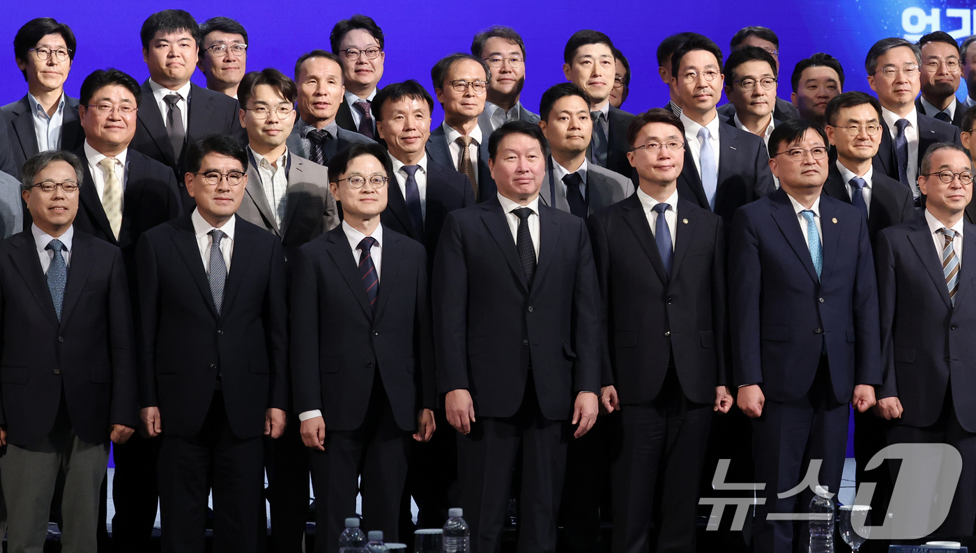 (서울=뉴스1) 오대일 기자 = 10일 오후 서울 중구 웨스틴조선 호텔에서 열린 제조AX 얼라이언스 출범식에서 김정관 산업통상자원부 장관과 최태원 대한상의 회장 등 참석자들이 기념 …