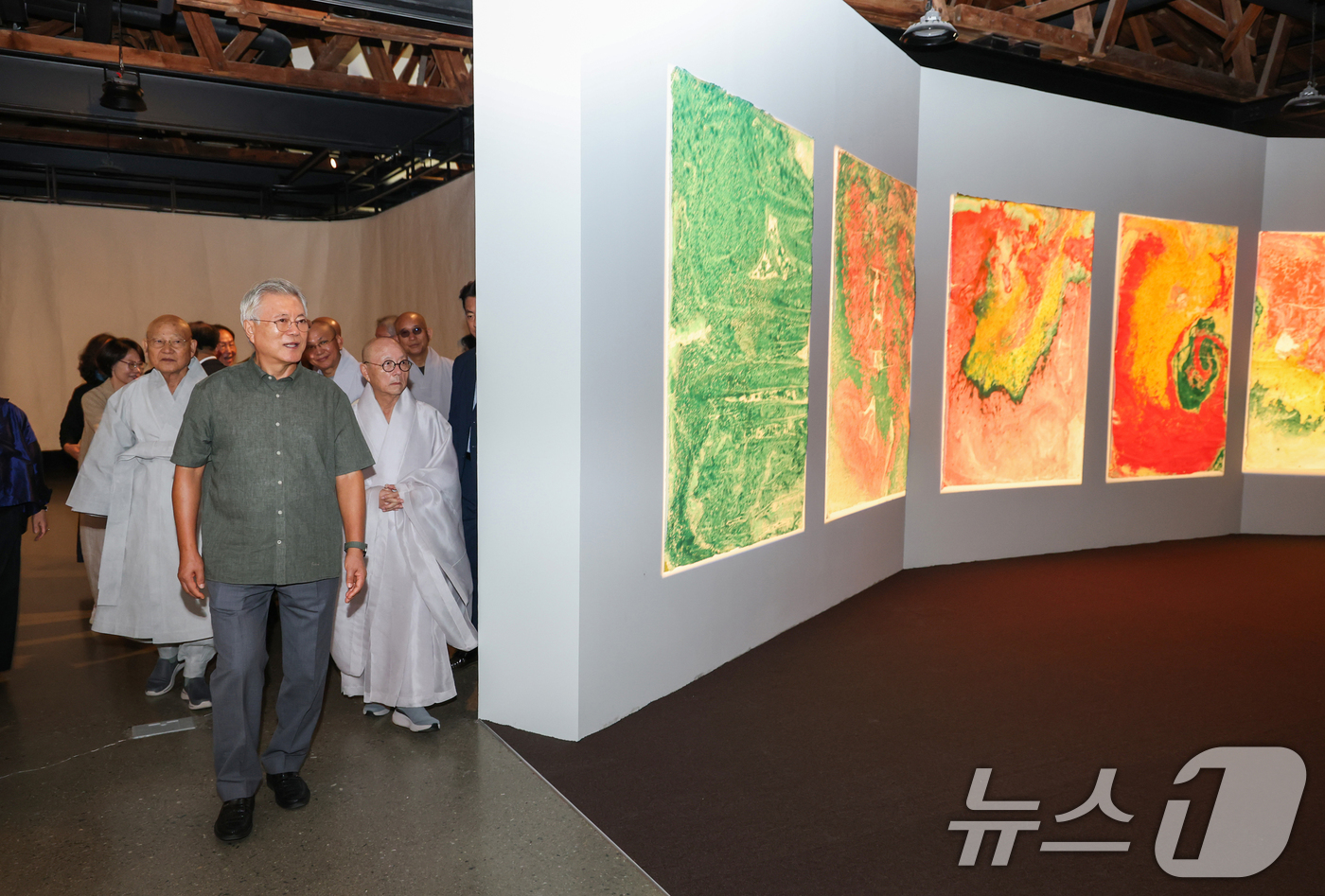 (청주=뉴스1) 김용빈 기자 = 문재인 전 대통령이 10일 오전 충북 청주시 문화제조창에서 청주공예비엔날레 작품을 관람하고 있다. (청주공예비엔날레 조직위 제공, 재판매 및 DB금 …