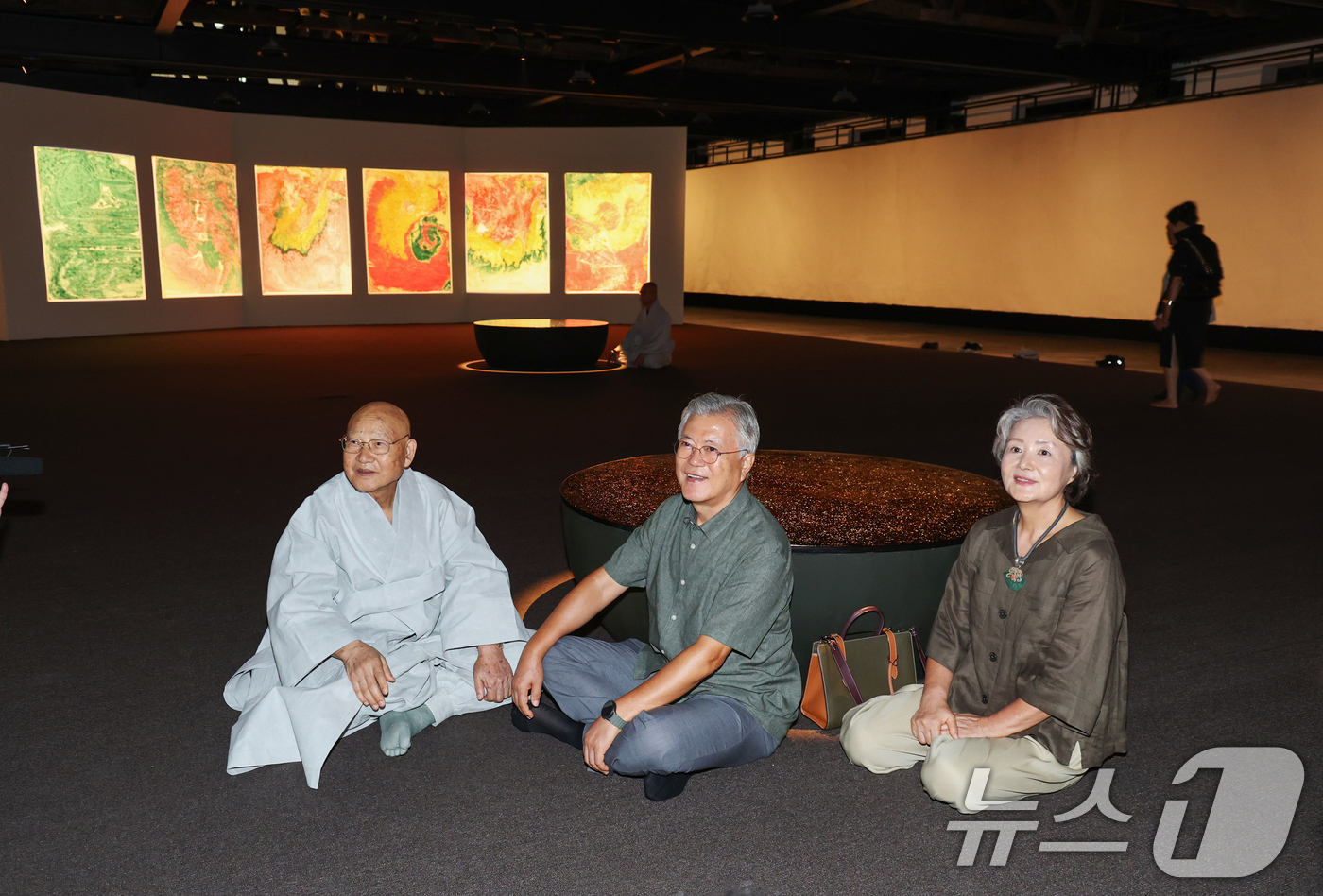 (청주=뉴스1) 김용빈 기자 = 문재인 전 대통령과 김정숙 여사가 10일 오전 충북 청주시 문화제조창에서 청주공예비엔날레 작품을 관람하고 있다. (청주공예비엔날레 조직위 제공, 재 …