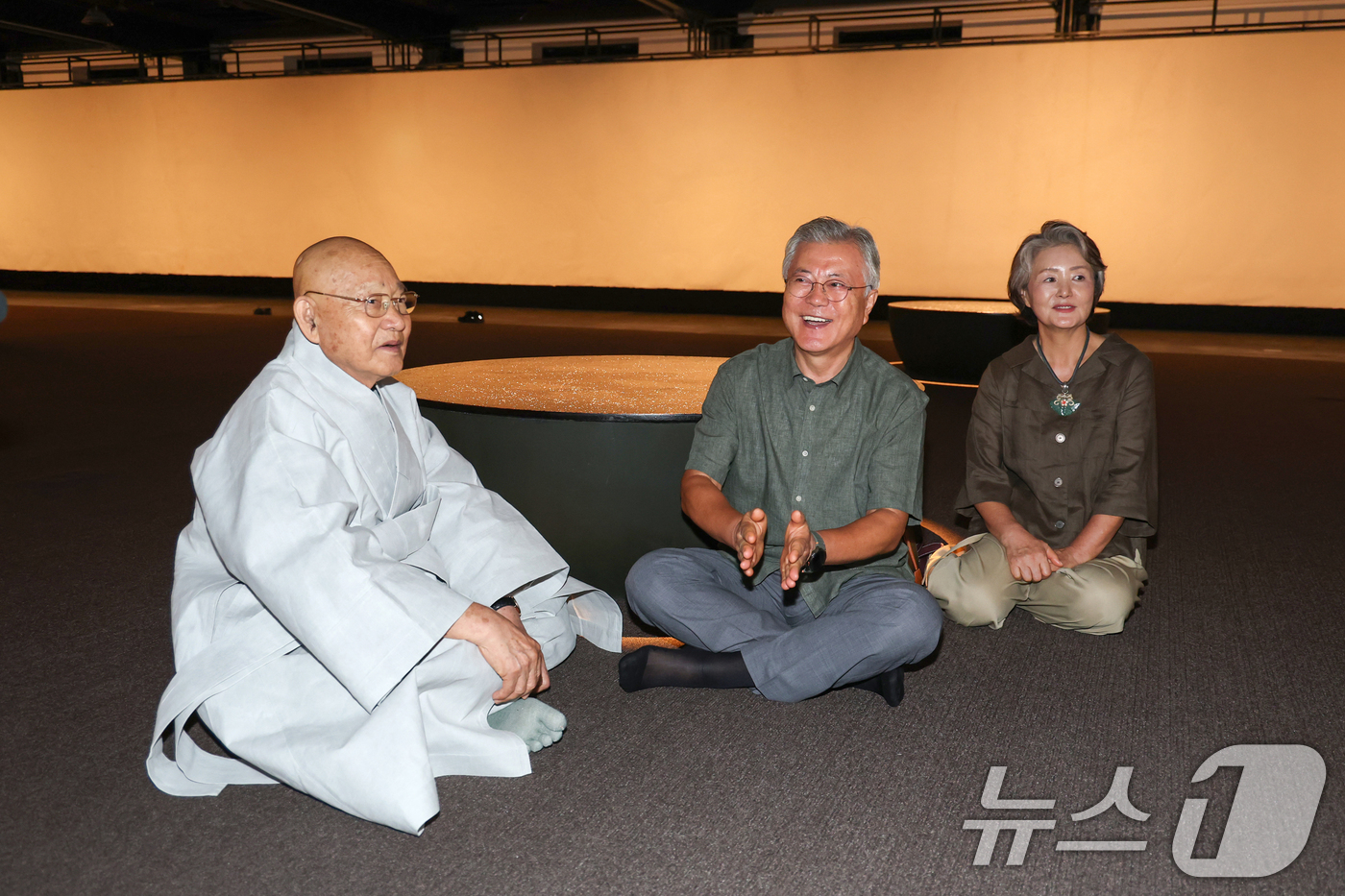 (청주=뉴스1) 김용빈 기자 = 문재인 전 대통령과 김정숙 여사가 10일 오전 충북 청주시 문화제조창에서 청주공예비엔날레 작품을 관람하며 활짝 웃고 있다. (청주공예비엔날레 조직위 …