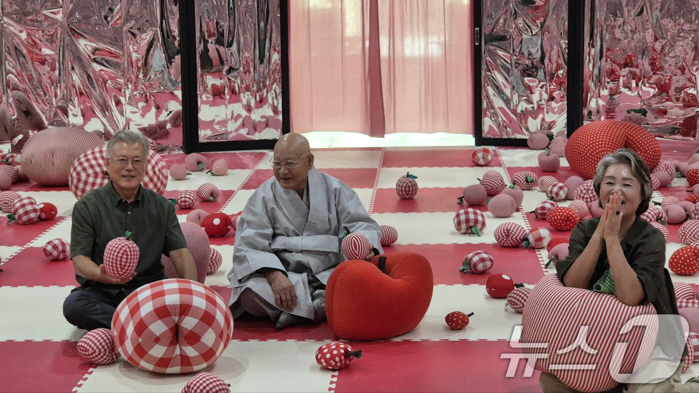 본문 이미지 - 문재인 전 대통령과 김정숙 여사가 10일 오전 충북 청주시 문화제조창에서 청주공예비엔날레 작품을 관람하고 있다. &#40;청주공예비엔날레 조직위 제공, 재판매 및 DB금지&#41; 2025.9.10/뉴스1 ⓒ News1 김용빈 기자