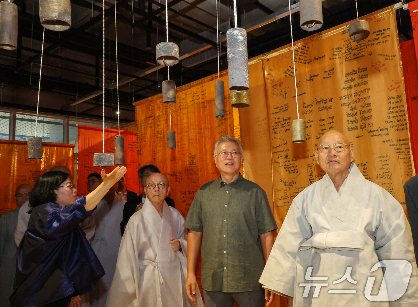 (청주=뉴스1) 김용빈 기자 = 문재인 전 대통령이 10일 오전 충북 청주시 문화제조창에서 청주공예비엔날레 작품을 관람하고 있다. (청주공예비엔날레 조직위 제공, 재판매 및 DB금 …