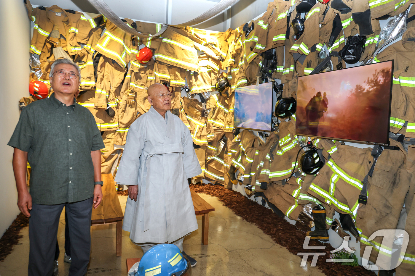 (청주=뉴스1) 김용빈 기자 = 문재인 전 대통령이 10일 오전 충북 청주시 문화제조창에서 청주공예비엔날레 작품을 관람하고 있다. (청주공예비엔날레 조직위 제공,재판매 및 DB금지 …