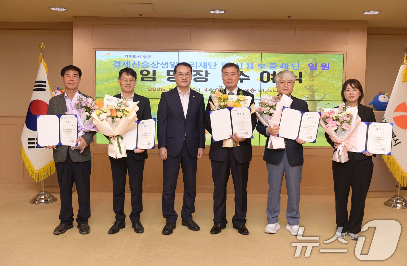 본문 이미지 - 김영문 광주시 문화경제부시장이 10일 시청 비즈니스룸에서 신현구 경제진흥상생일자리재단 대표이사와 비상임이사에게 임명장을 수여한 후 기념촬영을 하고 있다.(광주시 제공. 재판매 및 DB 금지) 