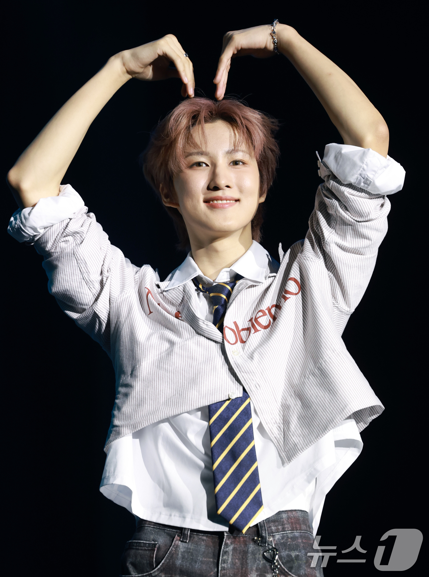 (서울=뉴스1) 권현진 기자 = 밴드 에이엠피(AxMxP) 주환이 10일 서울 강서구 방이동 올림픽홀에서 가진 데뷔 앨범 '에이엠피(AxMxP)' 쇼케이스에서 포즈를 취하고 있다. …