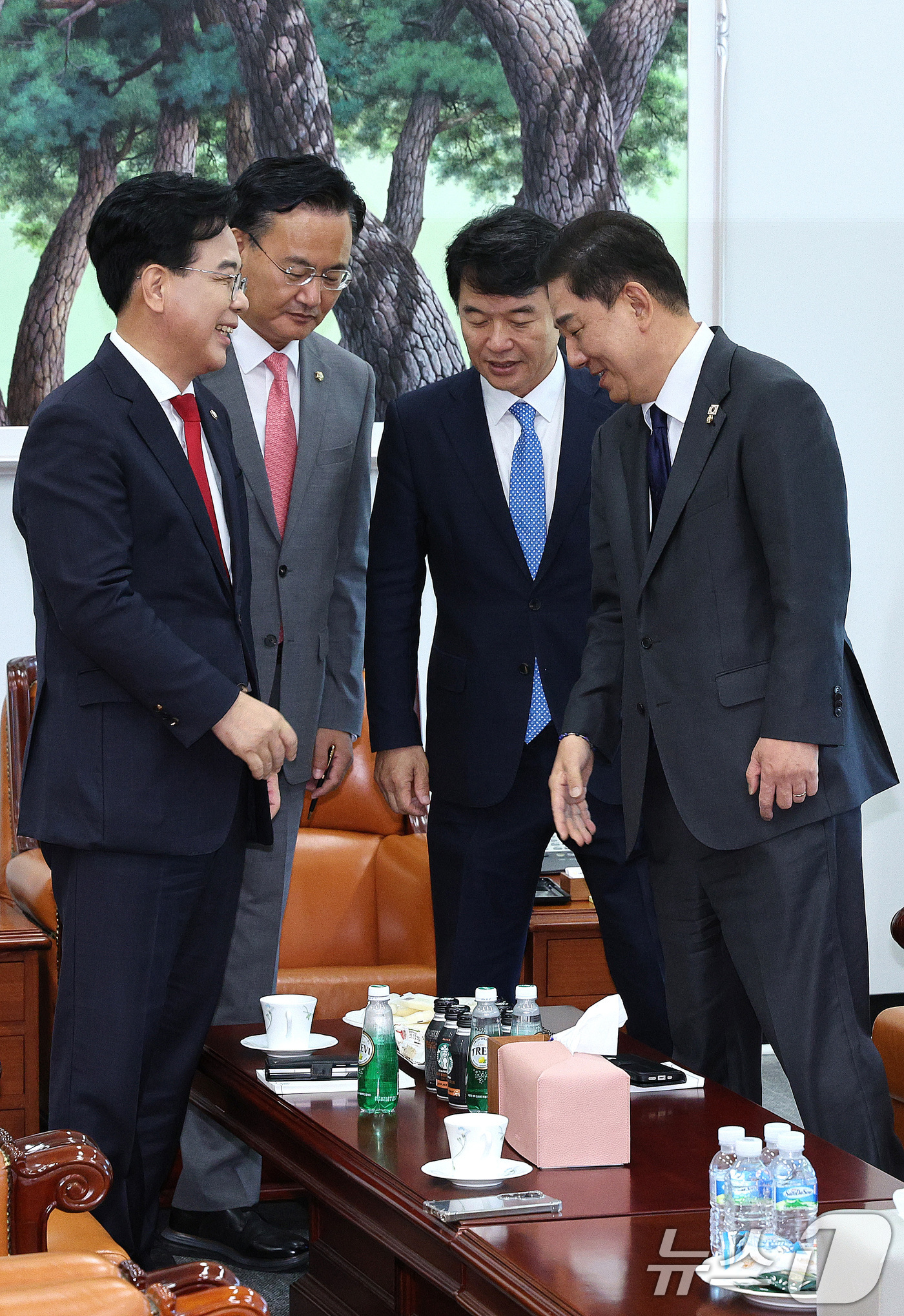(서울=뉴스1) 신웅수 기자 = 김병기 더불어민주당 원내대표와 송언석 국민의힘 원내대표가 10일 오후 서울 여의도 국회에서 원내대표 회동을 하고 있다.왼쪽부터 송 원내대표, 유상범 …