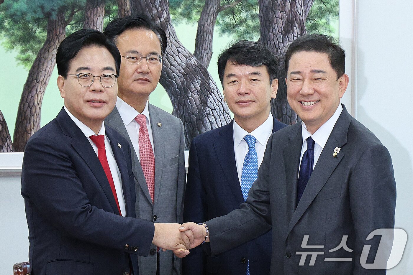 본문 이미지 - 김병기 더불어민주당 원내대표와 송언석 국민의힘 원내대표가 지난 10일 오후 서울 여의도 국회에서 원내대표 회동을 하고 있다. 왼쪽부터 송 원내대표, 유상범 원내수석, 문진석 원내수석, 김 원내대표. 2025.9.10/뉴스1 ⓒ News1 신웅수 기자