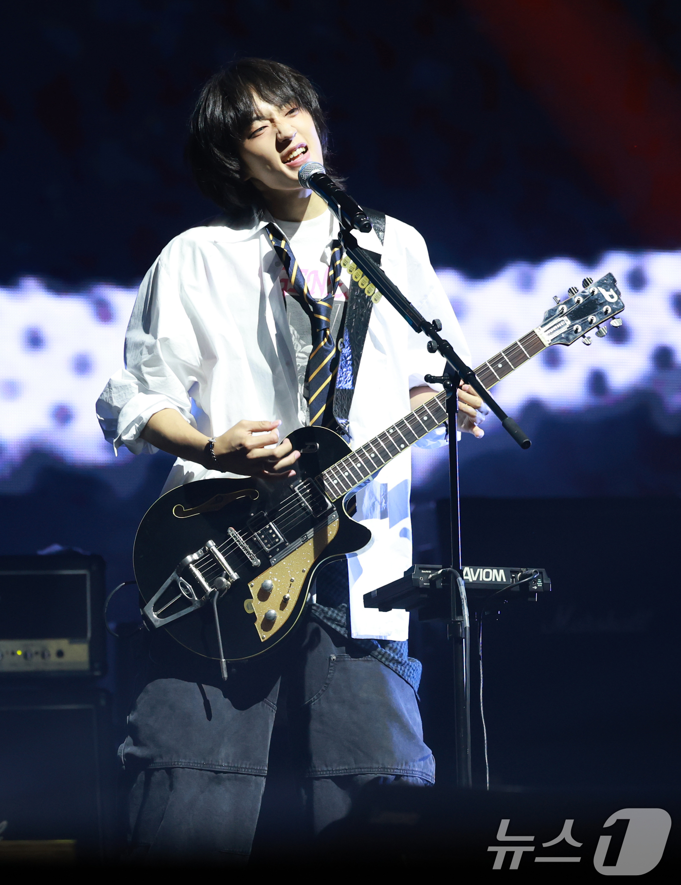 (서울=뉴스1) 권현진 기자 = 밴드 에이엠피(AxMxP) 김신이 10일 서울 강서구 방이동 올림픽홀에서 가진 데뷔 앨범 '에이엠피(AxMxP)' 쇼케이스에서 타이틀 곡 ‘I DI …