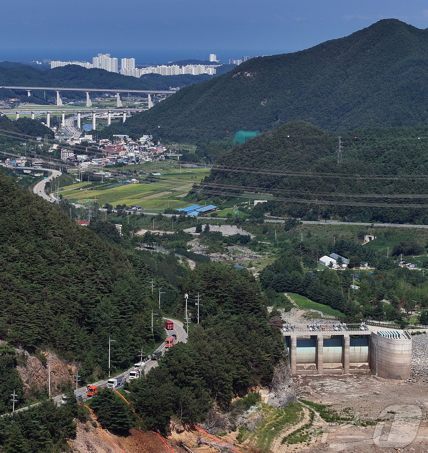 본문 이미지 - 10일 오후 강원 강릉시 오봉저수지 뒤로 강릉시내가 보이고 있다. 최악의 가뭄 사태를 맞고 있는 강릉지역의 지역 식수 87%를 담당하는 오봉저수지의 저수율은 이날 오전 9시 기준 12.0%로&#40;평년 70.9%&#41; 전날 동시간 대 확인된 저수율 12.3%보다 0.3%p 더 낮은 수치다. 2025.9.10/뉴스1 ⓒ News1 김진환 기자