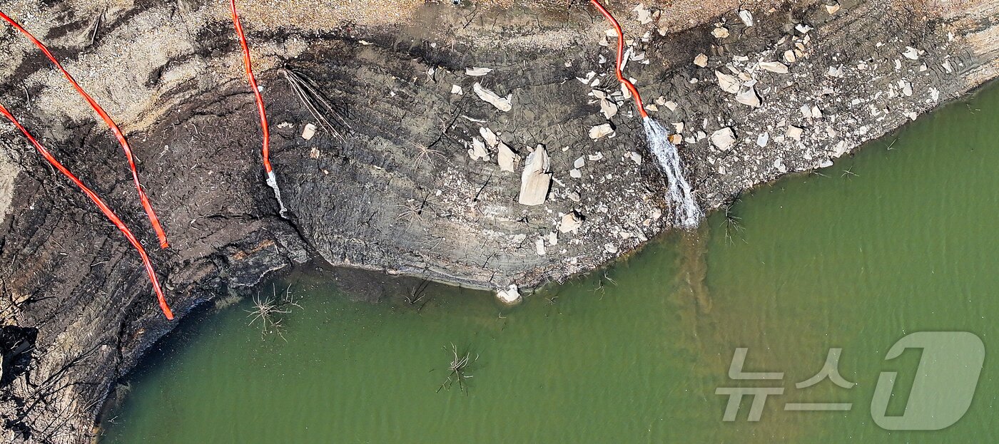 본문 이미지 - 10일 오후 강원 강릉시 오봉저수지에서 육·해·공군과 소방, 전국 지자체 및 기관이 지원한 살수차들이 수위를 높이기 위해 물을 붓고 있다.  2025.9.10/뉴스1 ⓒ News1 김진환 기자