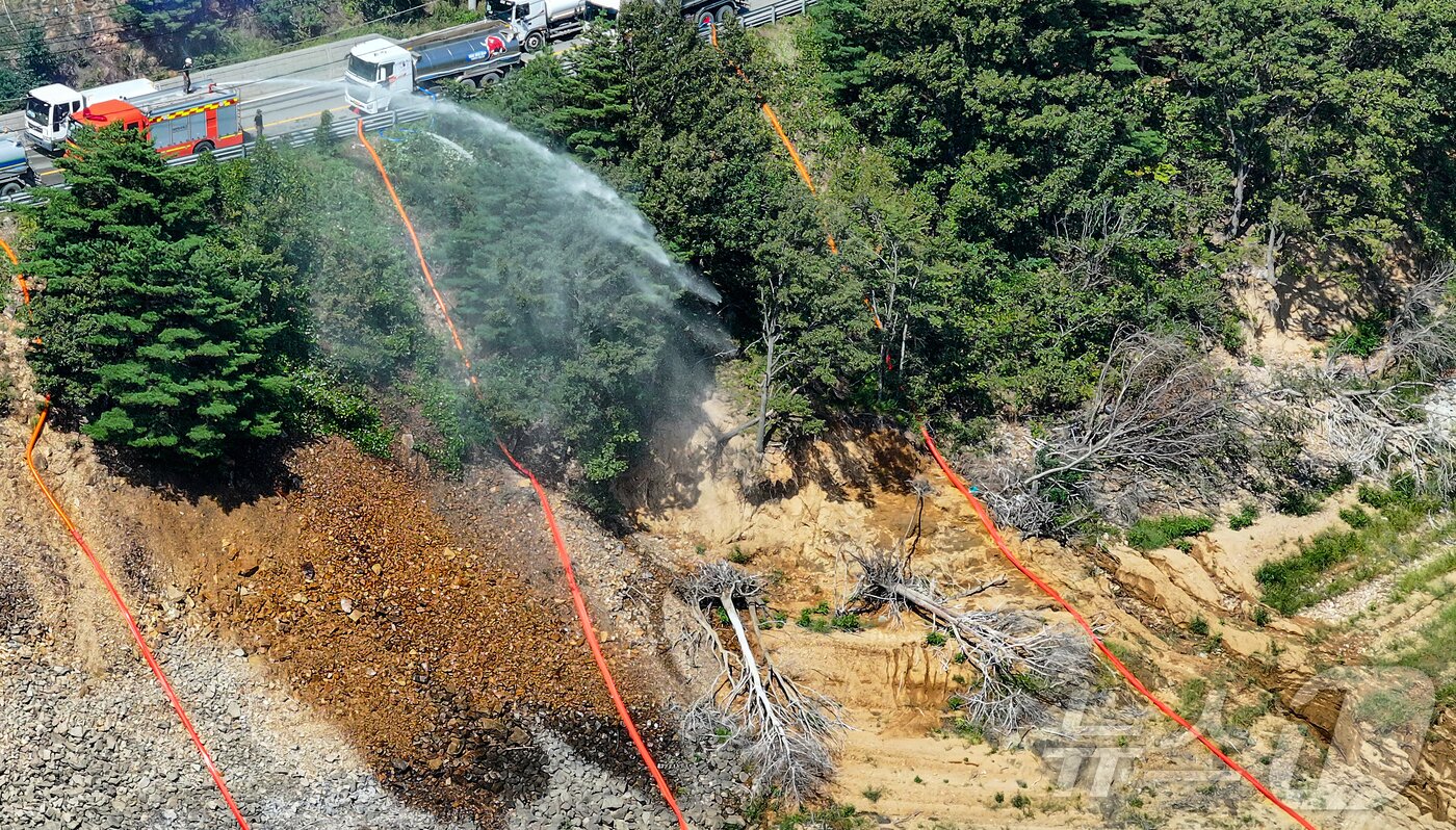 본문 이미지 - 10일 오후 강원 강릉시 오봉저수지에서 육·해·공군과 소방, 전국 지자체 및 기관이 지원한 살수차들이 수위를 높이기 위해 물을 붓고 있다. 2025.9.10/뉴스1 ⓒ News1 김진환 기자
