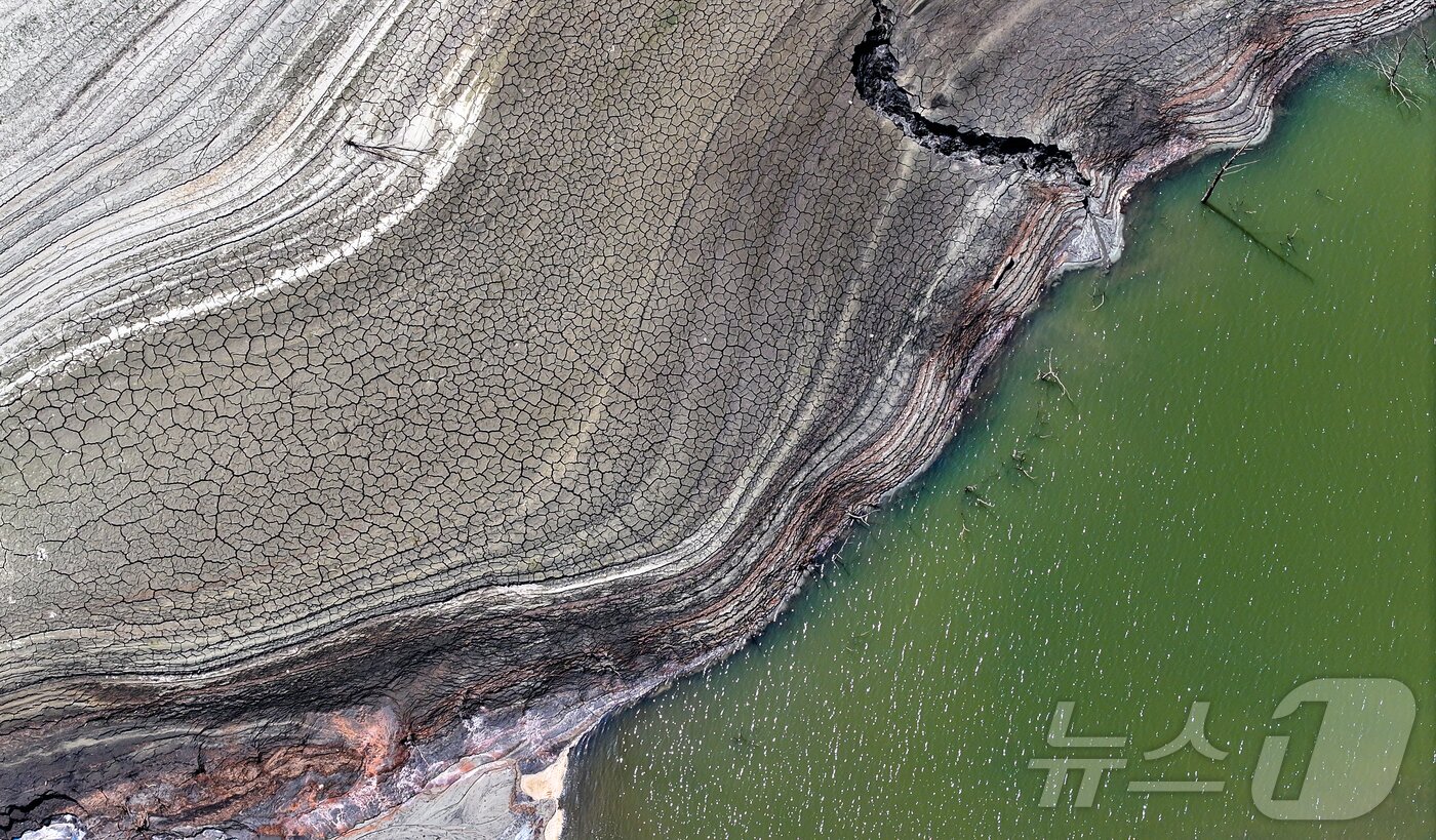 본문 이미지 - 10일 오후 강원 강릉시 오봉저수지가 바짝 말라붙어 바닥을 드러내고 있다. 2025.9.10/뉴스1 ⓒ News1 김진환 기자