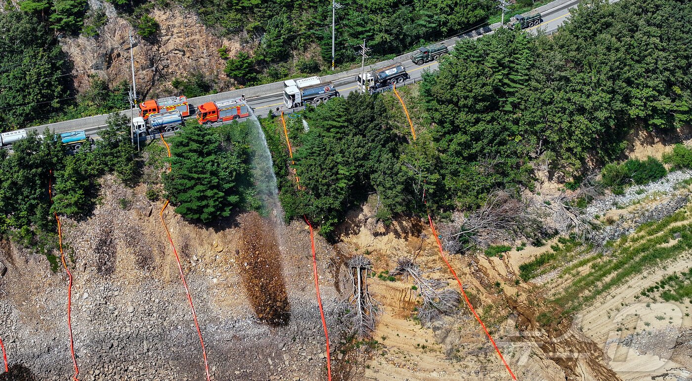 본문 이미지 - 10일 오후 강원 강릉시 오봉저수지에서 육·해·공군과 소방, 전국 지자체 및 기관이 지원한 살수차들이 수위를 높이기 위해 물을 붓고 있다. 2025.9.10/뉴스1 ⓒ News1 김진환 기자