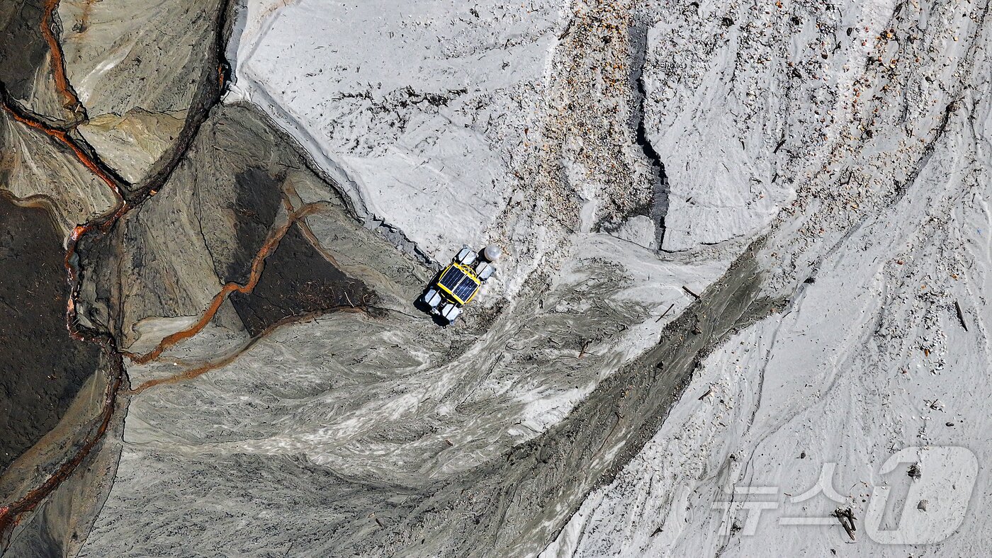 본문 이미지 - 10일 오후 강원 강릉시 오봉저수지가 바짝 말라붙어 바닥을 드러내고 있다.  2025.9.10/뉴스1 ⓒ News1 김진환 기자