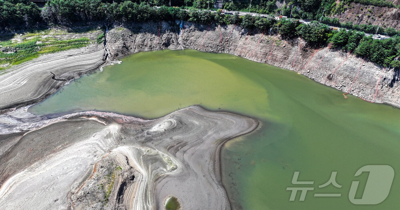 본문 이미지 - 10일 오후 강원 강릉시 오봉저수지가 바짝 말라붙어 바닥을 드러내고 있다. 2025.9.10/뉴스1 ⓒ News1 김진환 기자