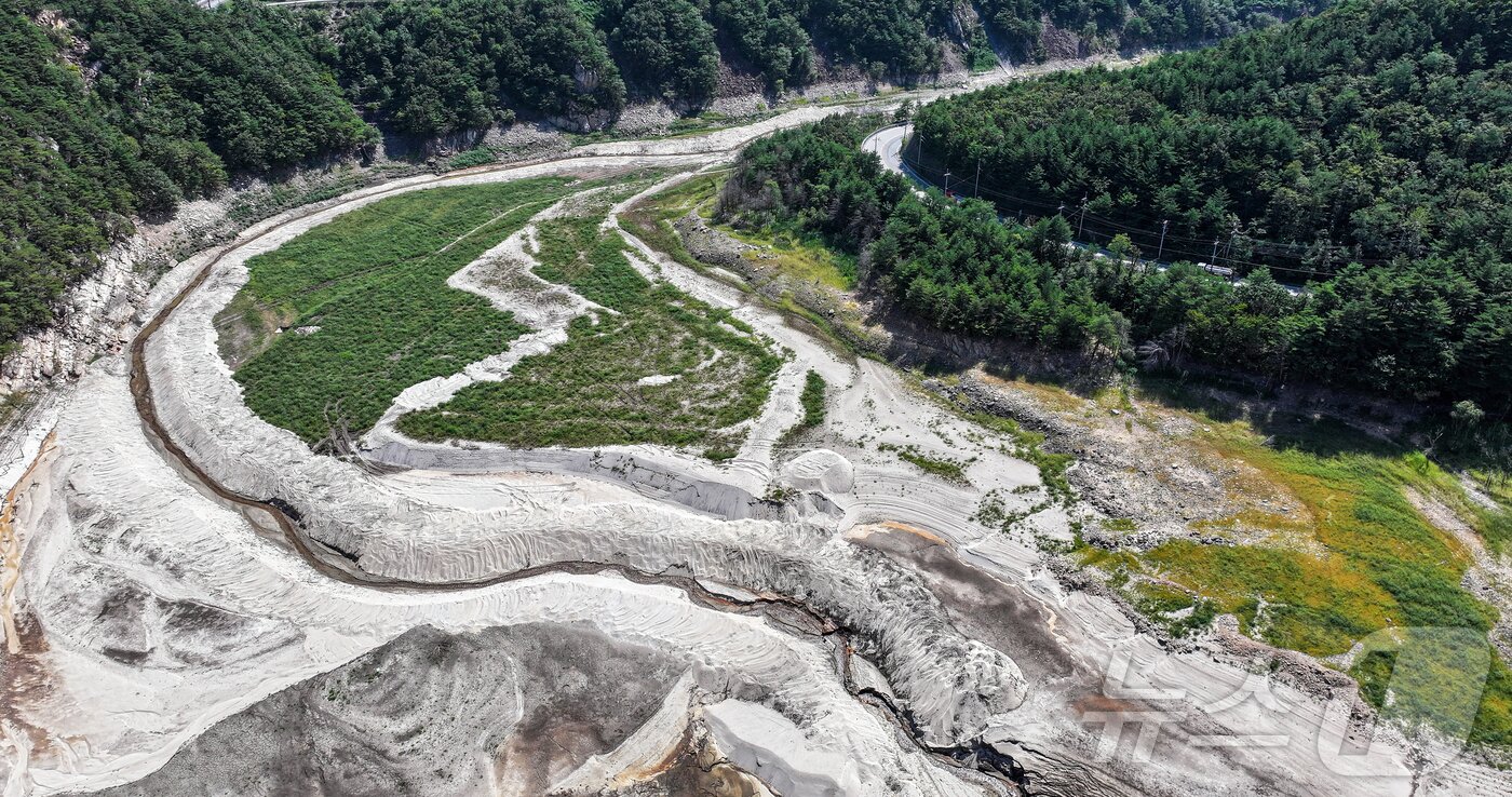 본문 이미지 - 10일 오후 강원 강릉시 오봉저수지가 바짝 말라붙어 바닥을 드러내고 있다. 2025.9.10/뉴스1 ⓒ News1 김진환 기자