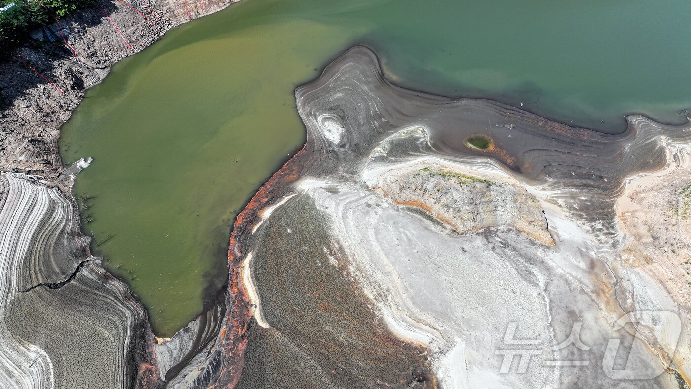 본문 이미지 - 지난 10일 오후 강원 강릉시 오봉저수지가 바짝 말라붙어 바닥을 드러내고 있다.  2025.9.10/뉴스1 ⓒ News1 김진환 기자