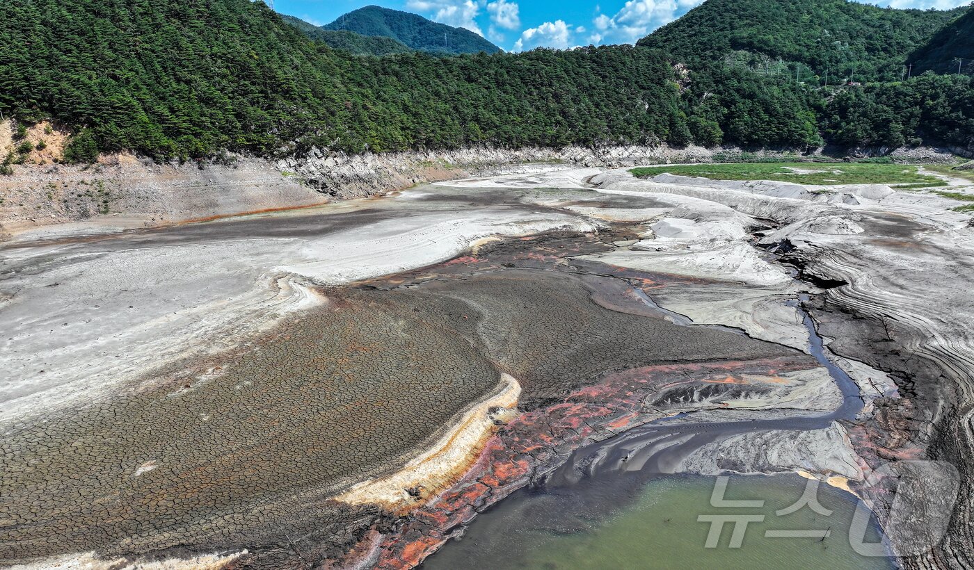 본문 이미지 - 10일 오후 강원 강릉시 오봉저수지가 바짝 말라붙어 바닥을 드러내고 있다. 2025.9.10/뉴스1 ⓒ News1 김진환 기자