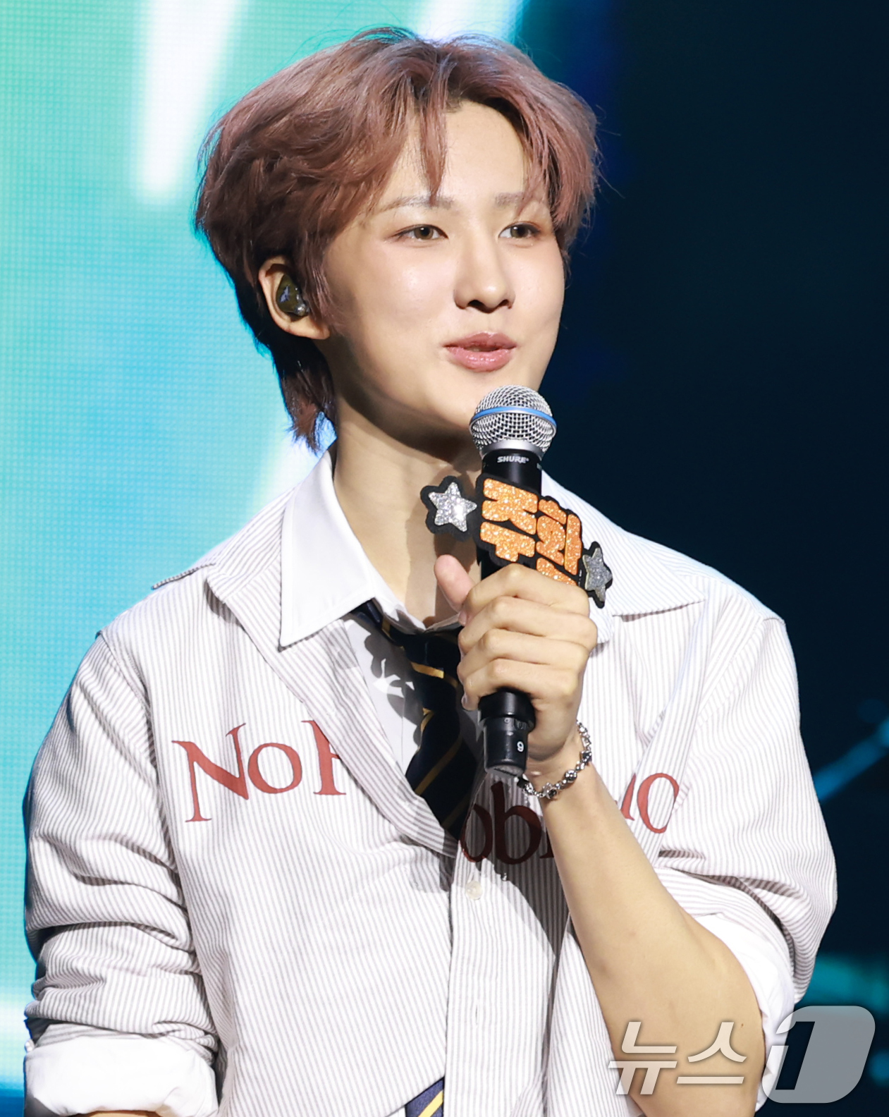 (서울=뉴스1) 권현진 기자 = 밴드 에이엠피(AxMxP) 주환이 10일 서울 강서구 방이동 올림픽홀에서 가진 앨범 '에이엠피(AxMxP)' 쇼케이스에서 데뷔 소감을 말하고 있다. …