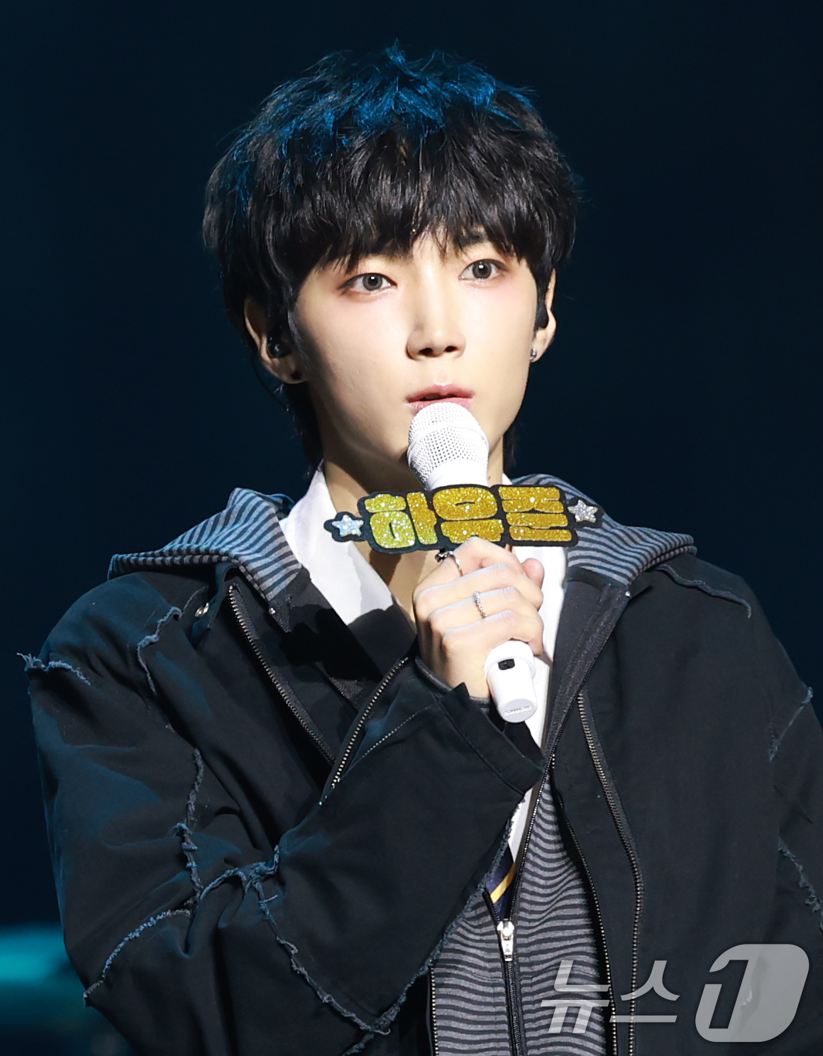 (서울=뉴스1) 권현진 기자 = 밴드 에이엠피(AxMxP) 하유준이 10일 서울 강서구 방이동 올림픽홀에서 가진 앨범 '에이엠피(AxMxP)' 쇼케이스에서 데뷔 소감을 말하고 있다 …