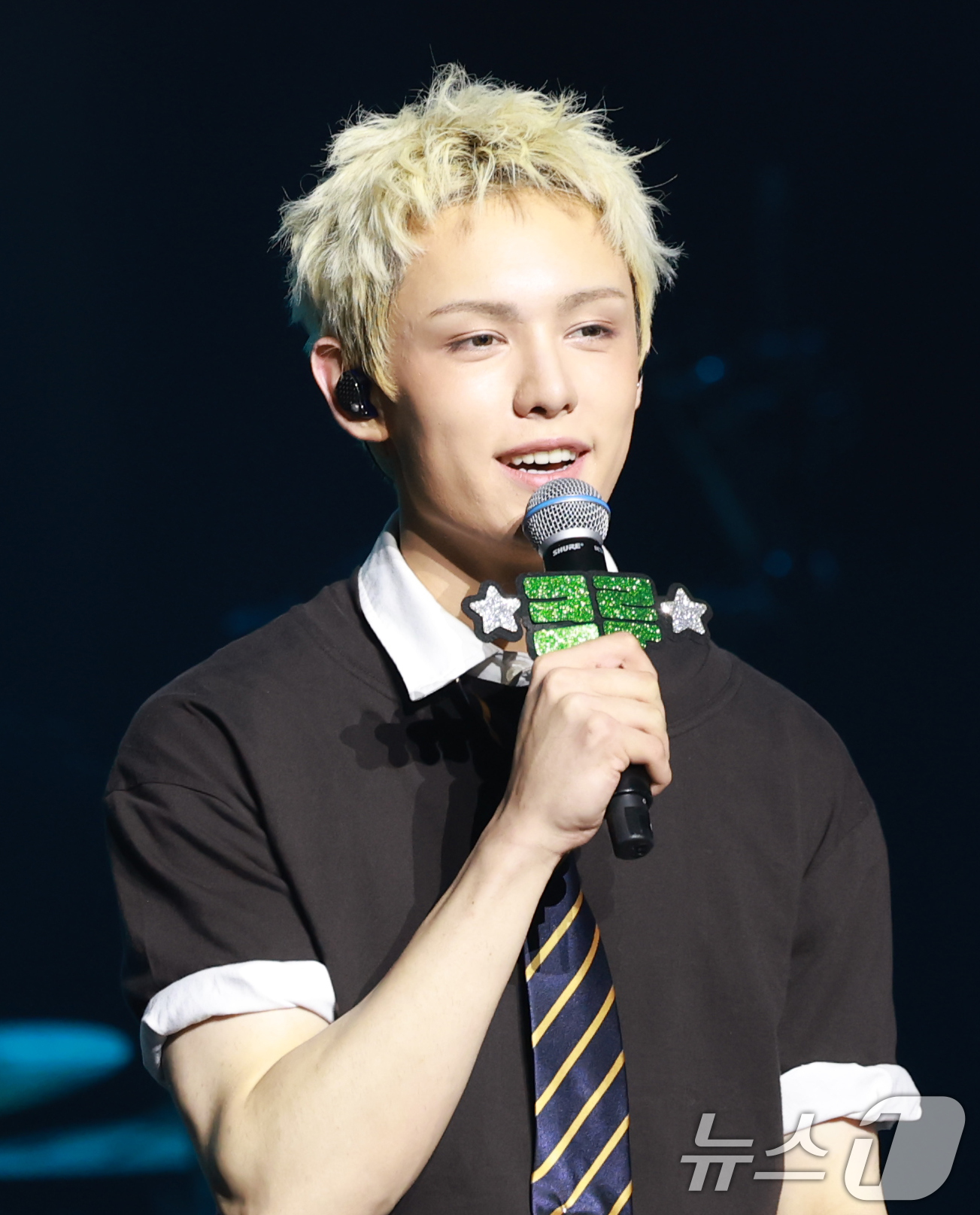 (서울=뉴스1) 권현진 기자 = 밴드 에이엠피(AxMxP) 크루가 10일 서울 강서구 방이동 올림픽홀에서 가진 앨범 '에이엠피(AxMxP)' 쇼케이스에서 데뷔 소감을 말하고 있다. …