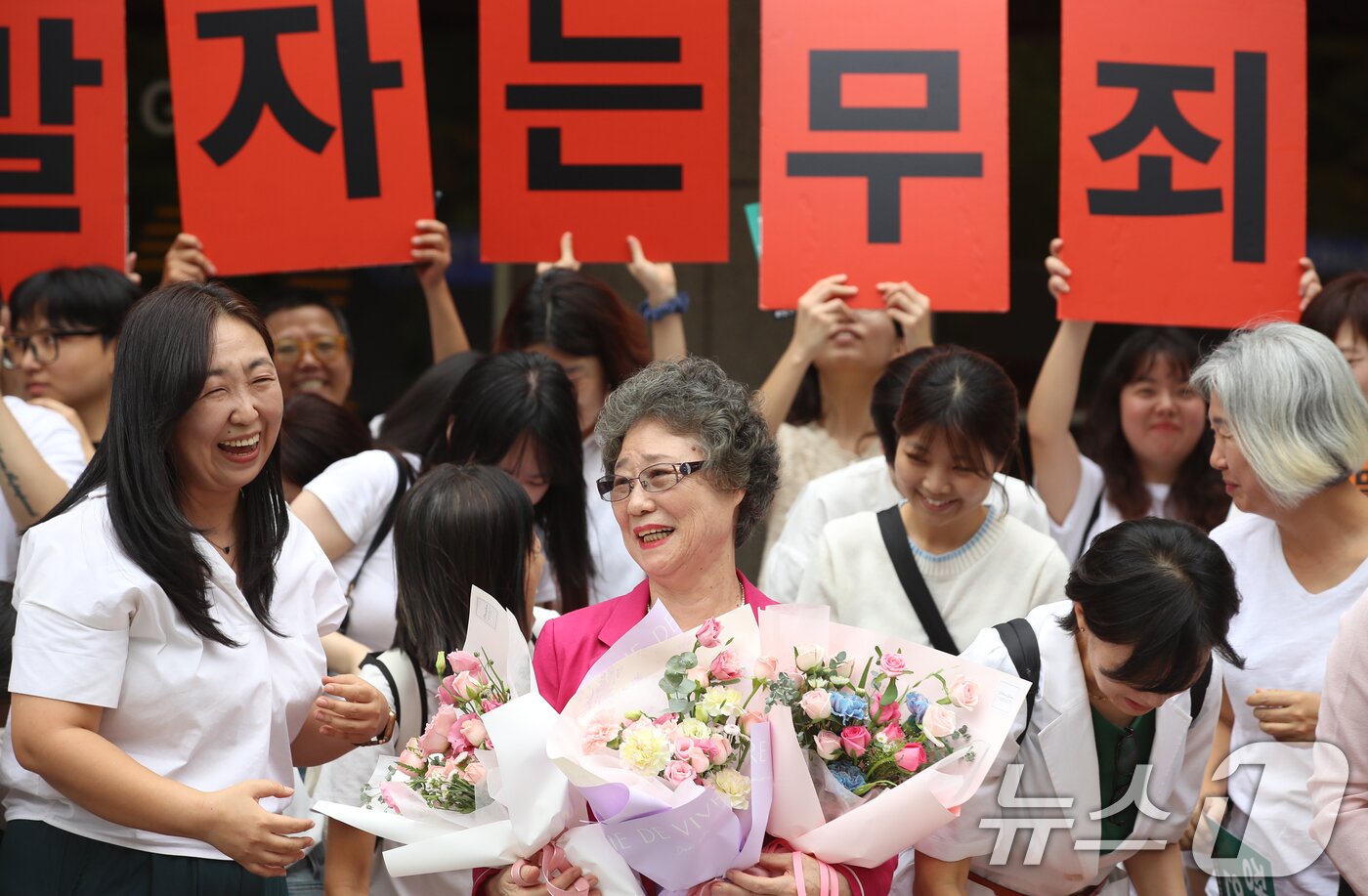 본문 이미지 - 61년 전 성폭행범 혀를 깨물어 집행유예 확정판결을 받았던 최말자 씨가 10일 오후 부산 연제구 부산지방법원에서 열린 재심 선고공판에서 무죄를 선고받은 뒤 법정을 나서며 참석자들과 기뻐하고 있다. 2025.9.10/뉴스1 ⓒ News1 윤일지 기자