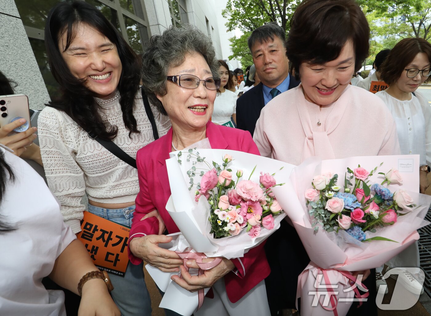 본문 이미지 - 61년 전 성폭행범 혀를 깨물어 집행유예 확정판결을 받았던 최말자 씨가 10일 오후 부산 연제구 부산지방법원에서 열린 재심 선고공판에서 무죄를 선고받은 뒤 법정을 나서며 기뻐하고 있다.  2025.9.10/뉴스1 ⓒ News1 윤일지 기자