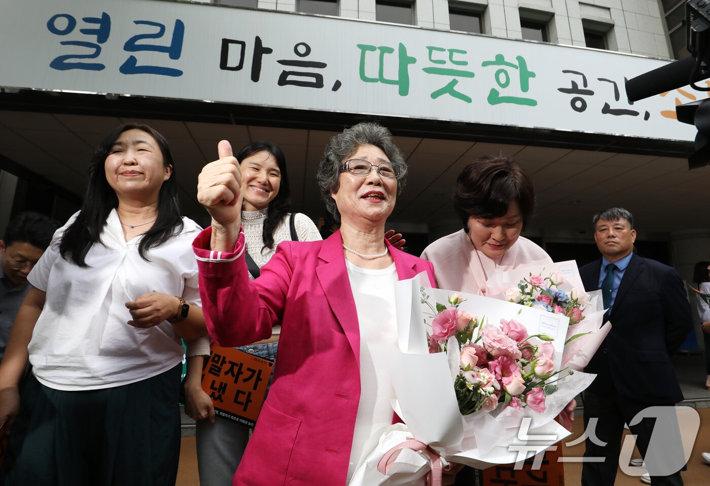 본문 이미지 - 61년 전 성폭행범 혀를 깨물어 집행유예 확정판결을 받았던 최말자 씨가 10일 오후 부산 연제구 부산지방법원에서 열린 재심 선고공판에서 무죄를 선고받은 뒤 법정을 나서며 엄지를 치켜세우고 있다.  2025.9.10/뉴스1 ⓒ News1 윤일지 기자