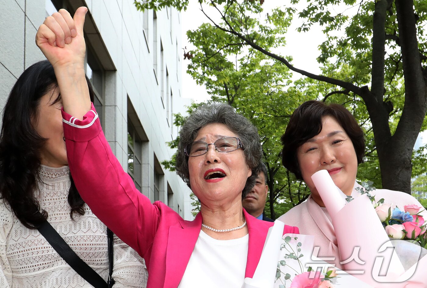 본문 이미지 - 61년 전 성폭행범 혀를 깨물어 집행유예 확정판결을 받았던 최말자 씨가 10일 오후 부산 연제구 부산지방법원에서 열린 재심 선고공판에서 무죄를 선고받은 뒤 법정을 나서며 엄지를 치켜세우고 있다.  2025.9.10/뉴스1 ⓒ News1 윤일지 기자