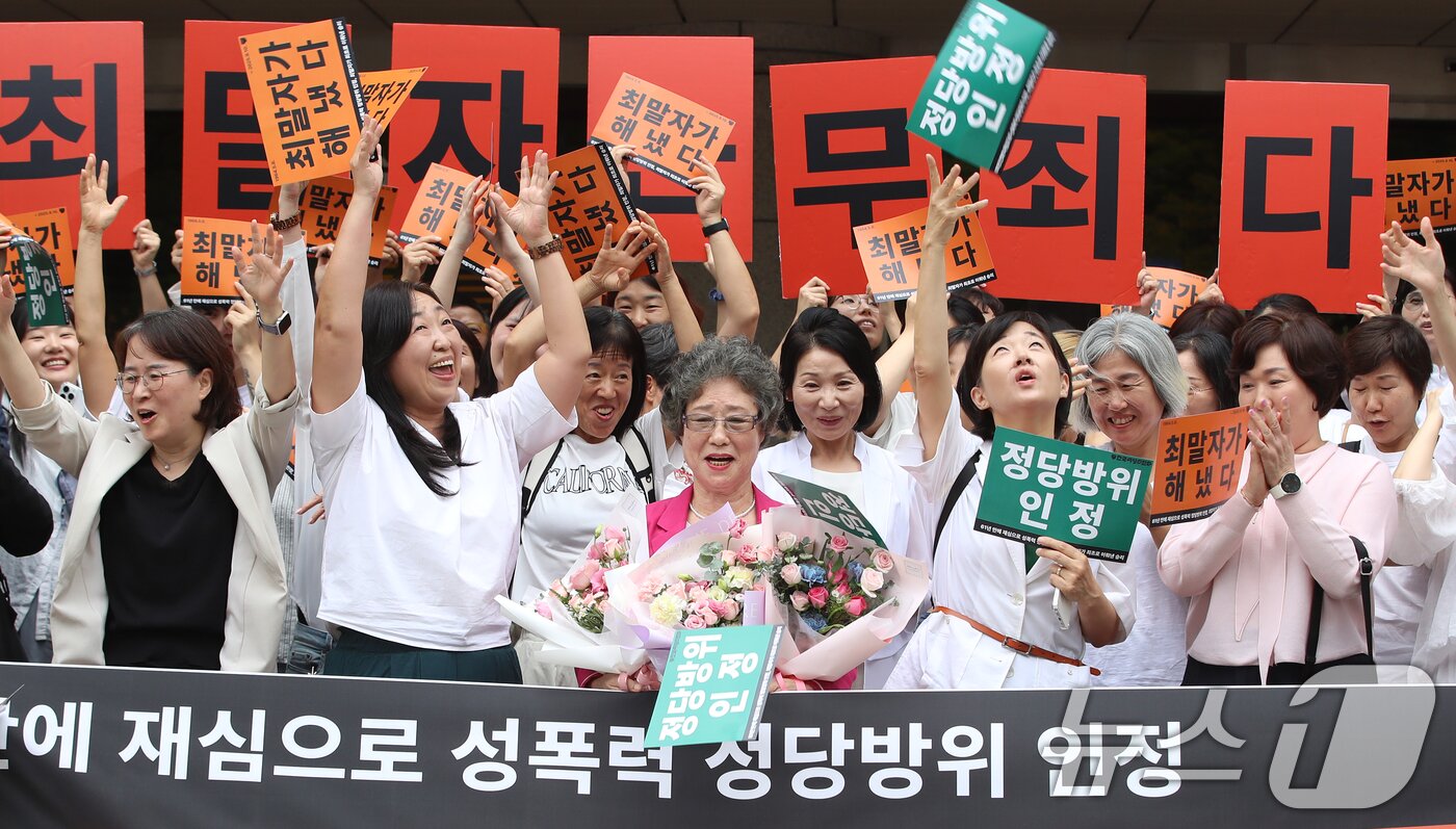 본문 이미지 - 61년 전 성폭행범 혀를 깨물어 집행유예 확정판결을 받았던 최말자 씨가 10일 오후 부산 연제구 부산지방법원에서 열린 재심 선고공판에서 무죄를 선고받은 뒤 법정을 나서며 참석자들과 기뻐하고 있다.  2025.9.10/뉴스1 ⓒ News1 윤일지 기자