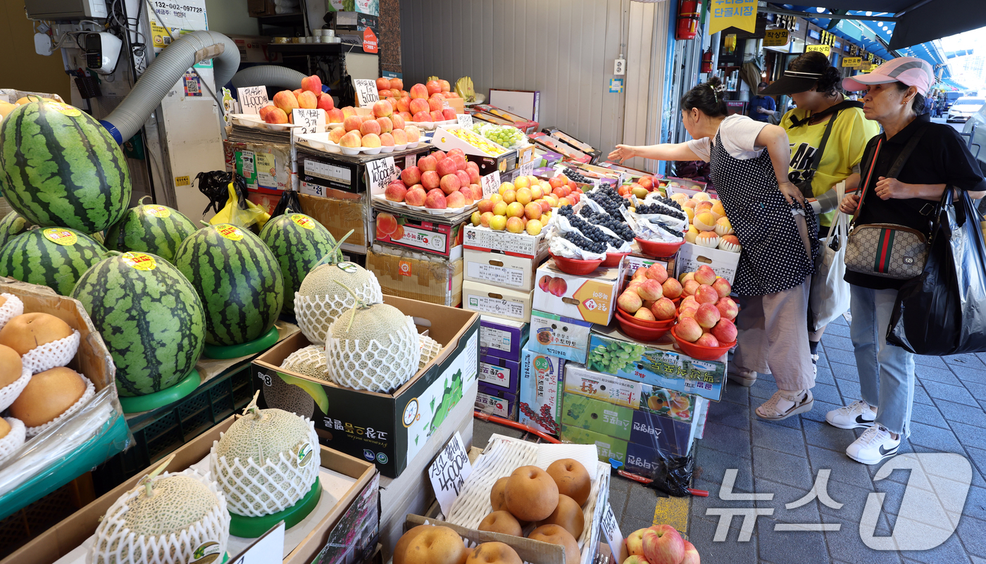 (서울=뉴스1) 김명섭 기자 = 정부는 추석을 계기로 민생 안정을 위한 정책으로  전통시장에서 성수품을 구매할 경우 최대 50%까지 할인받을 수 있도록 하고, 추석 선물 세트도 최 …