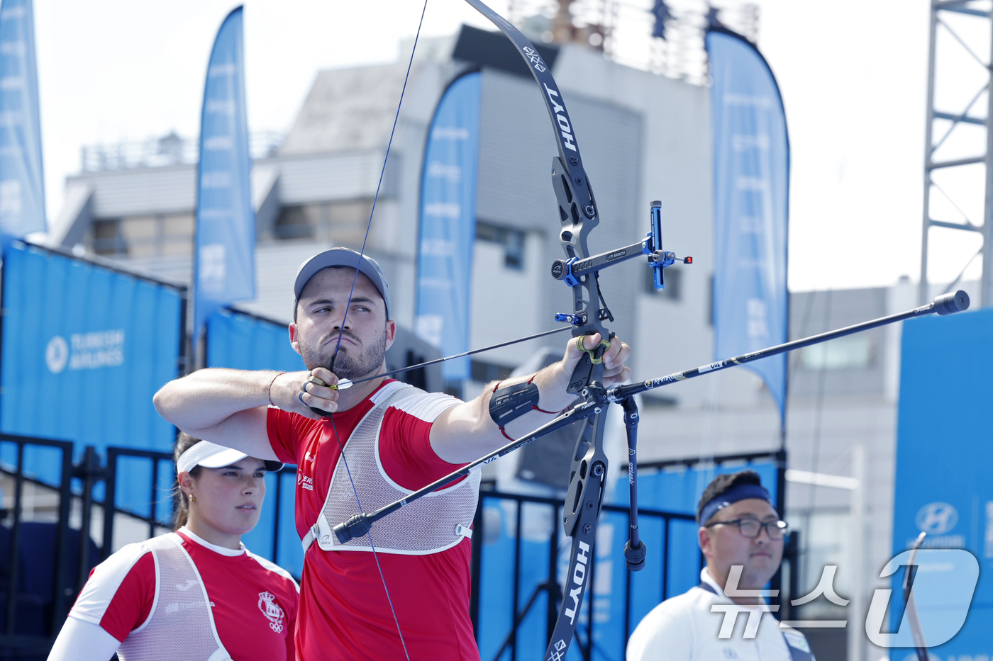 (광주=뉴스1) 김태성 기자 = 10일 오후 광주 동구 5·18민주광장에서 열린 2025 세계양궁선수권대회 리커브 혼성단체전 결승에서 스페인 테미뇨 메디엘 안드레스가 화살을 쏘고 …