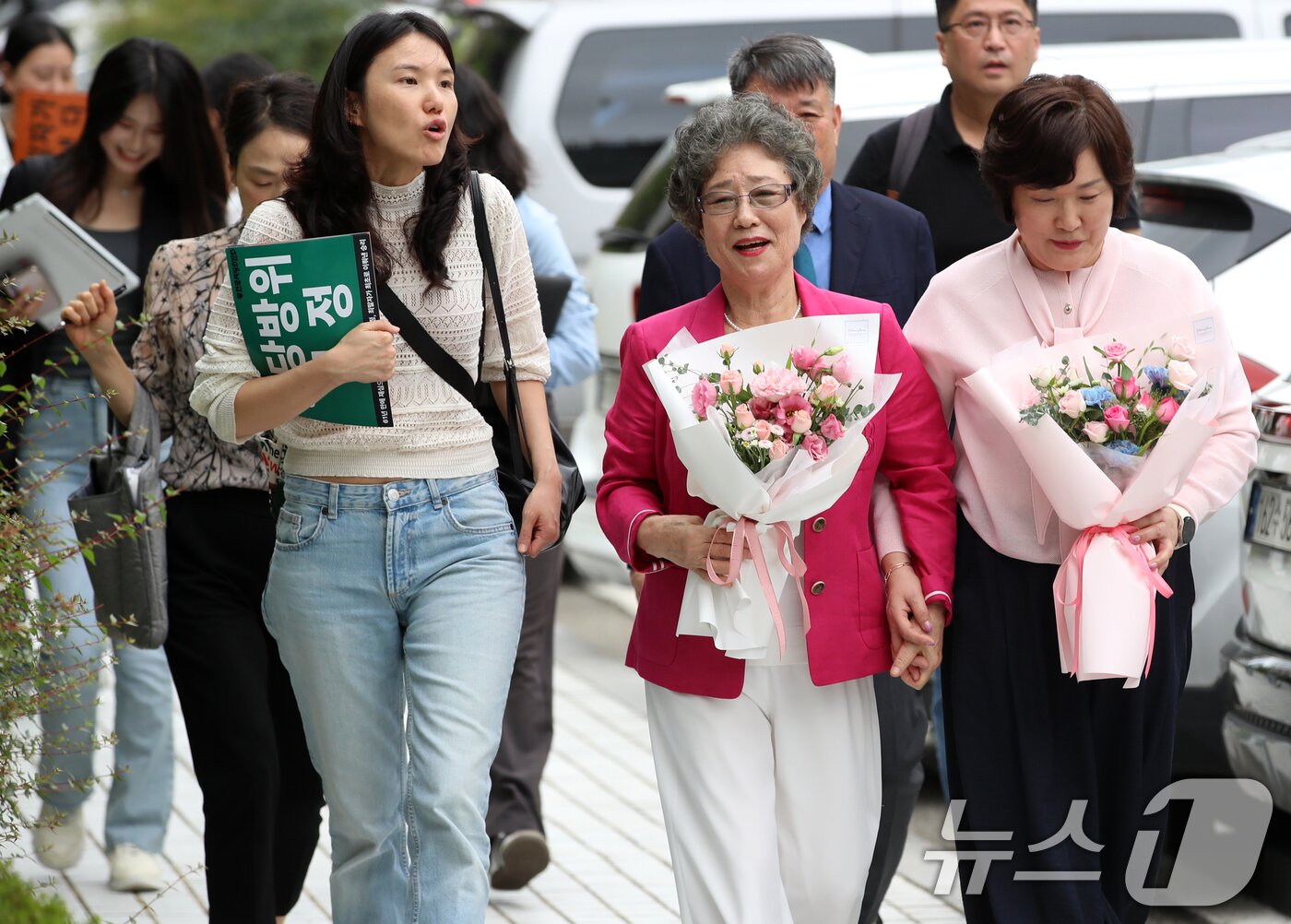본문 이미지 - 61년 전 성폭행범 혀를 깨물어 집행유예 확정판결을 받았던 최말자 씨가 10일 오후 부산 연제구 부산지방법원에서 열린 재심 선고공판에서 무죄를 선고받은 뒤 법정을 나서고 있다.  2025.9.10/뉴스1 ⓒ News1 윤일지 기자