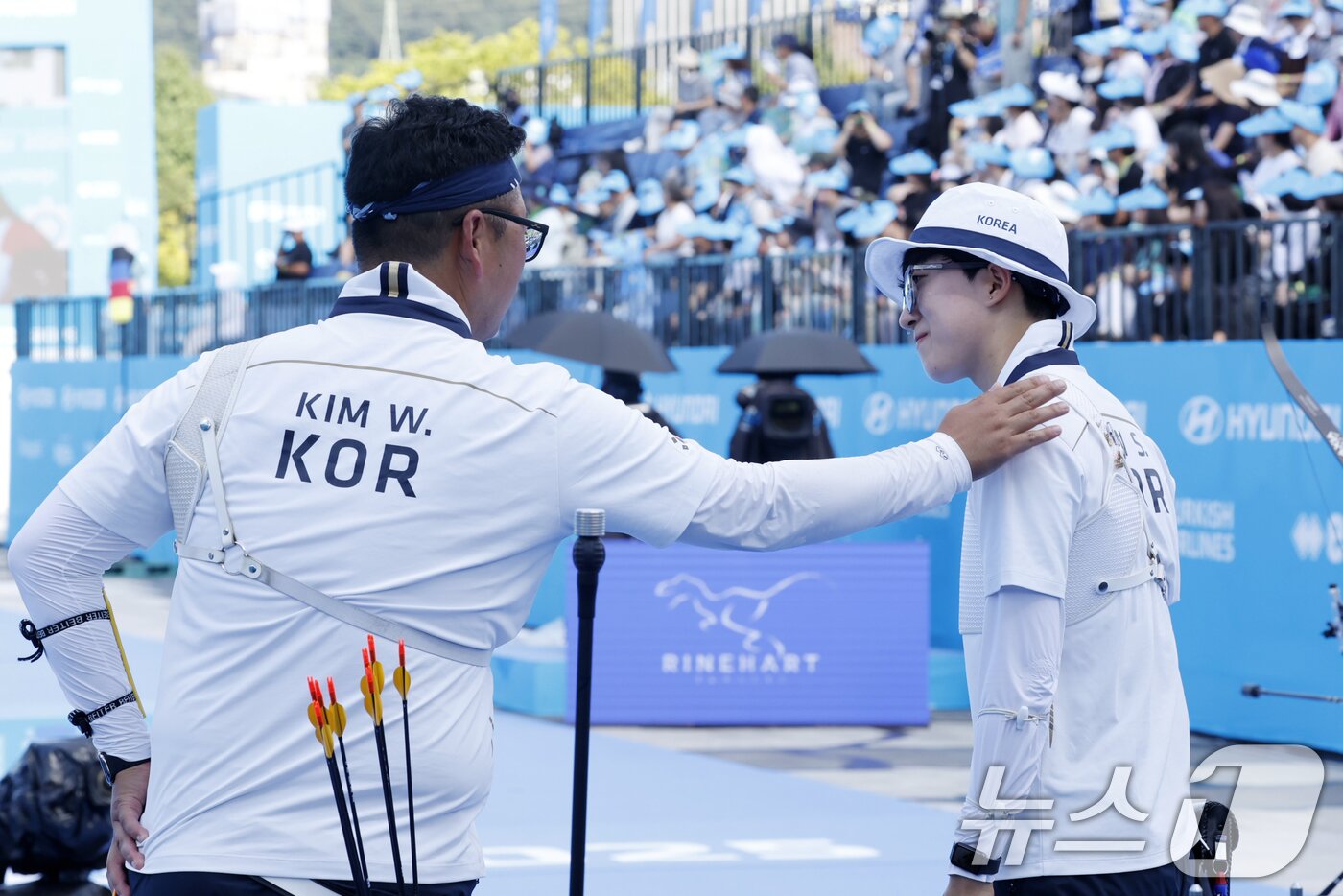 본문 이미지 - 10일 오후 광주 동구 5·18민주광장에서 열린 2025 세계양궁선수권대회 리커브 혼성단체전 결승에서 안산과 김우진이 서로를 응원하고 있다. 2025.9.10/뉴스1 ⓒ News1 김태성 기자