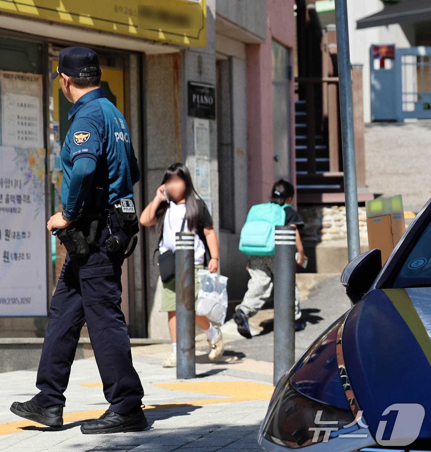 (서울=뉴스1) 오대일 기자 = 초등학교 인근 유괴 미수와 불법 촬영 사건 등으로 학부모들의 불안감이 확산하는 가운데 10일 오후 서울 서대문구의 한 초등학교 정문 앞에서 경찰관이 …