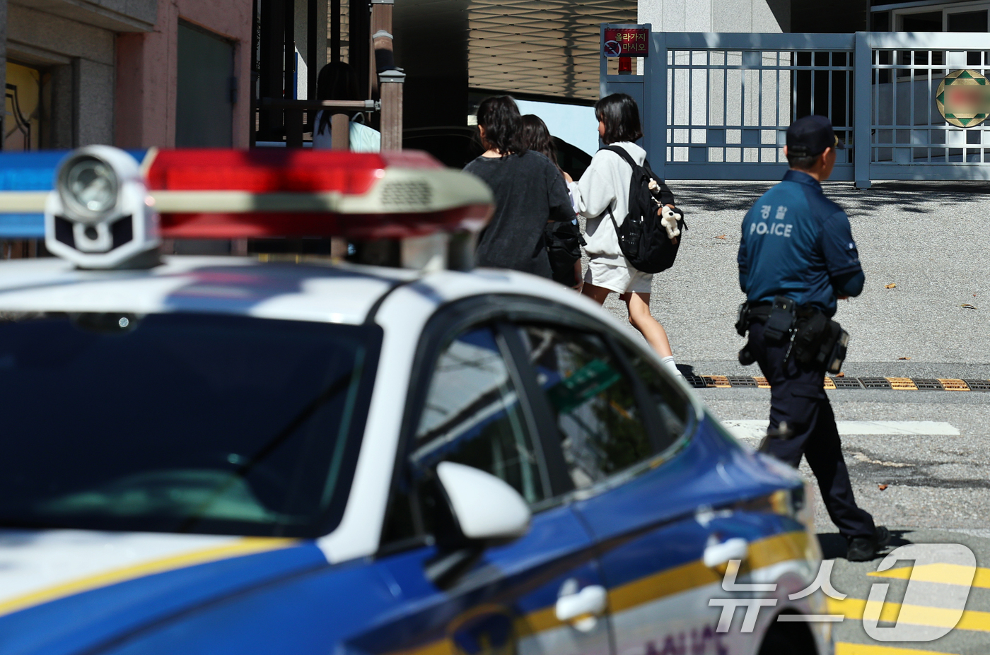 (서울=뉴스1) 오대일 기자 = 초등학교 인근 유괴 미수와 불법 촬영 사건 등으로 학부모들의 불안감이 확산하는 가운데 10일 오후 서울 서대문구의 한 초등학교 정문 앞에서 경찰관이 …