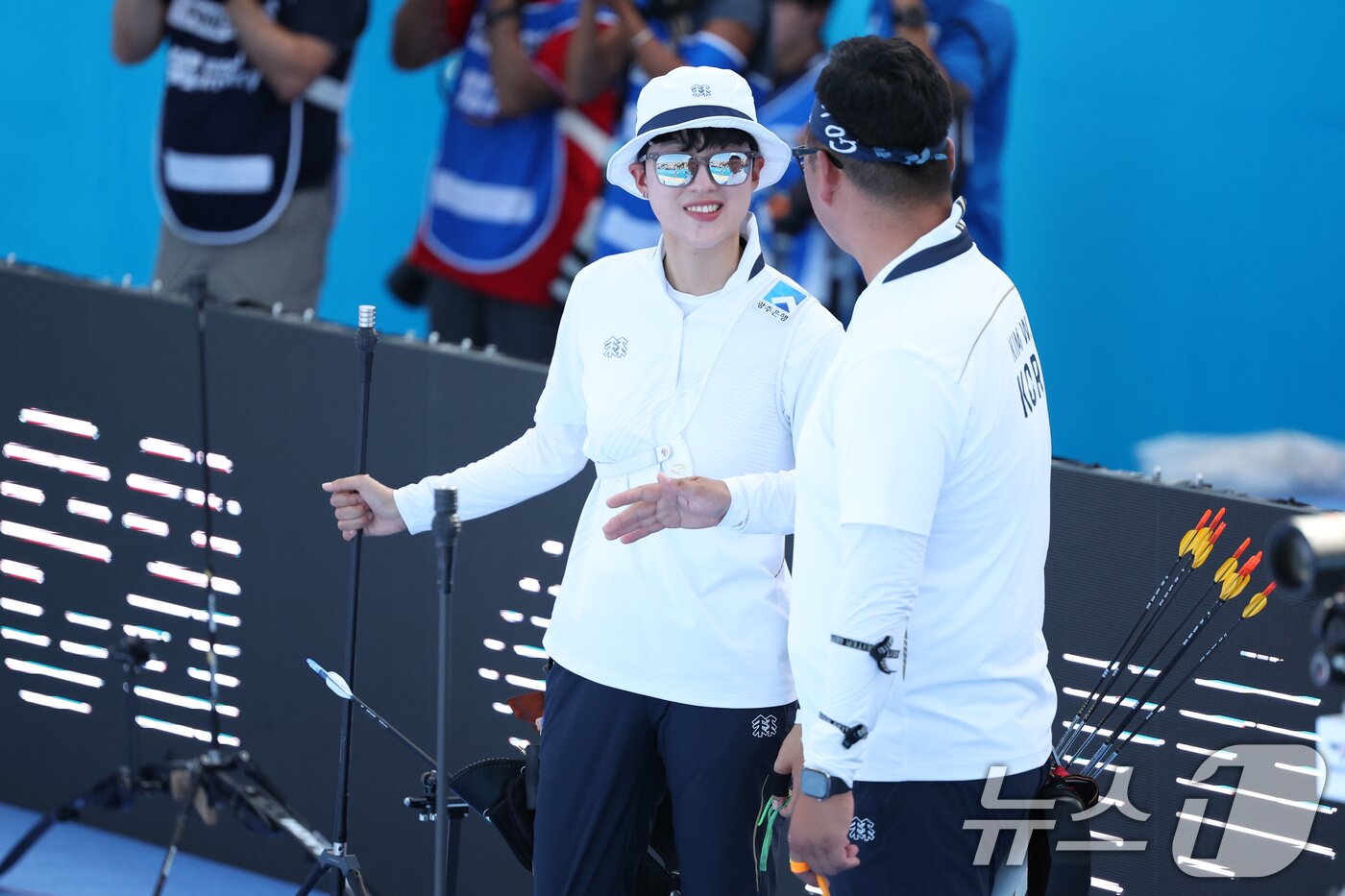 본문 이미지 - 10일 오후 광주 동구 5·18민주광장에서 열린 2025 세계양궁선수권대회 리커브 혼성단체전 결승에서 은메달을 획득한 한국 안산과 김우진이 대화하고 있다. 2025.9.10/뉴스1 ⓒ News1 이승현 기자