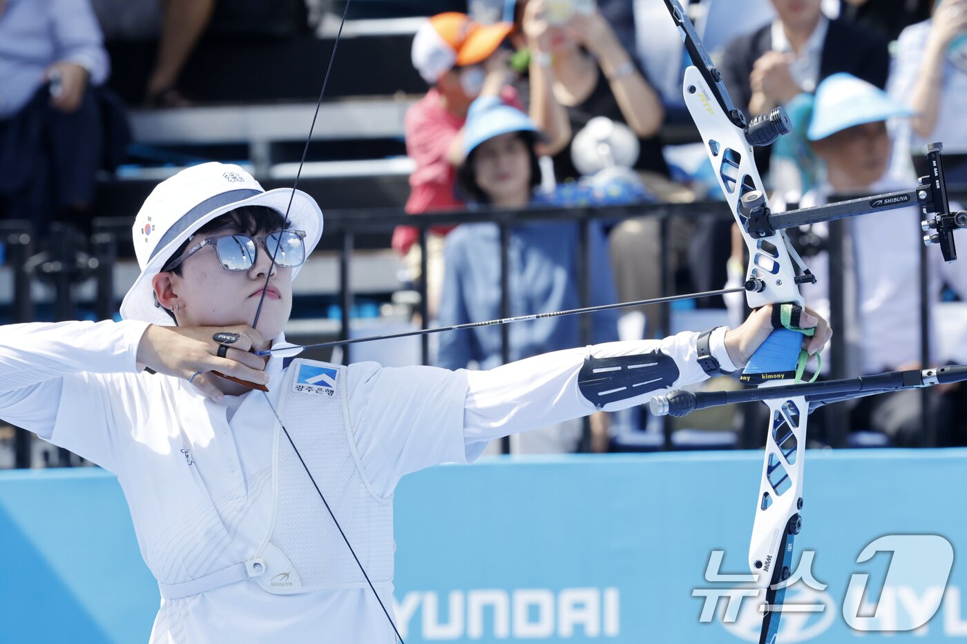 본문 이미지 - 10일 오후 광주 동구 5·18민주광장에서 열린 2025 세계양궁선수권대회 리커브 혼성단체전 결승에서 한국 안산이 화살을 쏘고 있다. 2025.9.10/뉴스1 ⓒ News1 김태성 기자