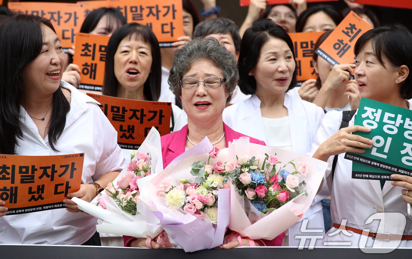 본문 이미지 - 61년 전 성폭행범 혀를 깨물어 집행유예 확정판결을 받았던 최말자 씨가 10일 오후 부산 연제구 부산지방법원에서 열린 재심 선고공판에서 무죄를 선고받은 뒤 법정을 나서며 참석자들과 기뻐하고 있다. 최 씨는 19세였던 1964년 5월 6일 집에 돌아가던 중 자신을 성폭행하려던 남성&#40;당시 21세&#41;에게 저항하다 입 안에 들어온 혀를 깨물어 1.5㎝가량 절단되게 한 혐의로 부산지법에서 징역 10월에 집행유예 2년을 선고받았다. 최 씨는 성폭행에 저항한 정당방위라고 주장했지만, 당시 법원은 이를 받아들이지 않았다. 2025.9.10/뉴스1 ⓒ News1 윤일지 기자