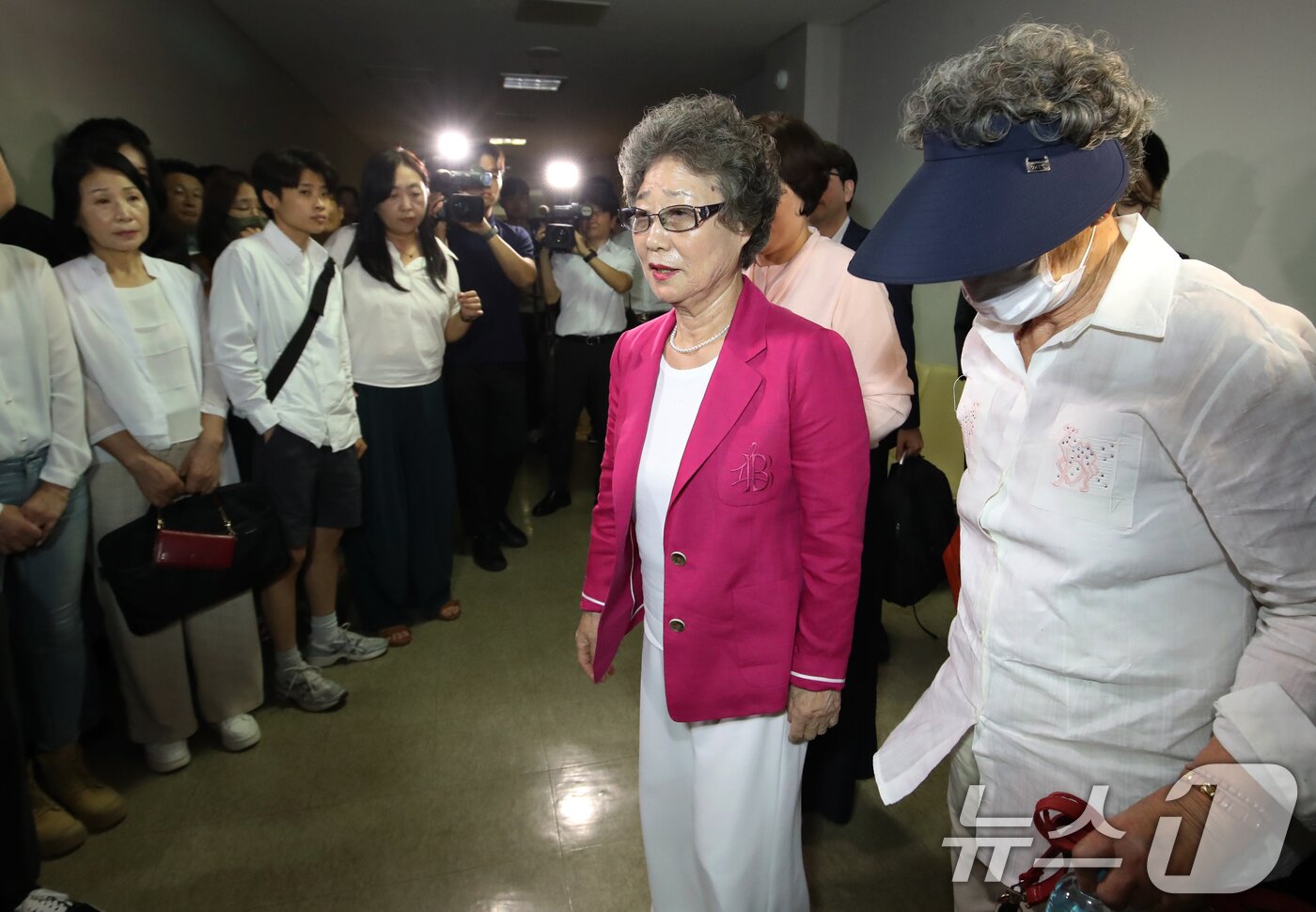 본문 이미지 - 61년 전 성폭행범 혀를 깨물어 집행유예 확정판결을 받았던 최말자 씨가 10일 오후 부산 연제구 부산지방법원에서 열린 재심 선고공판에 참석하고 있다. 이날 최 씨는 61년 만에 열린 재심 선고공판에서 무죄를 선고 받았다. 2025.9.10/뉴스1 ⓒ News1 윤일지 기자