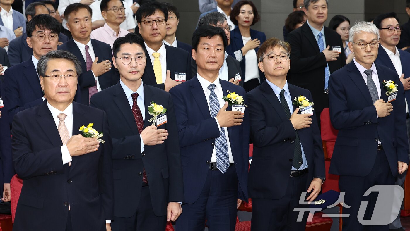 본문 이미지 - 10일 오후 서울 여의도 국회 의원회관에서 열린 &#39;K-중재산업 활성화 포럼&#39;에서 참석자들이 국민의례를 하고 있다. 앞줄 왼쪽부터 신현윤 대한상사중재원장, 박준태 국민의힘 의원, 박균택 더불어민주당 의원, 이영섭 뉴스1 대표이사, 천대엽 법원행정처장. 2025.9.10/뉴스1 ⓒ News1 김민지 기자