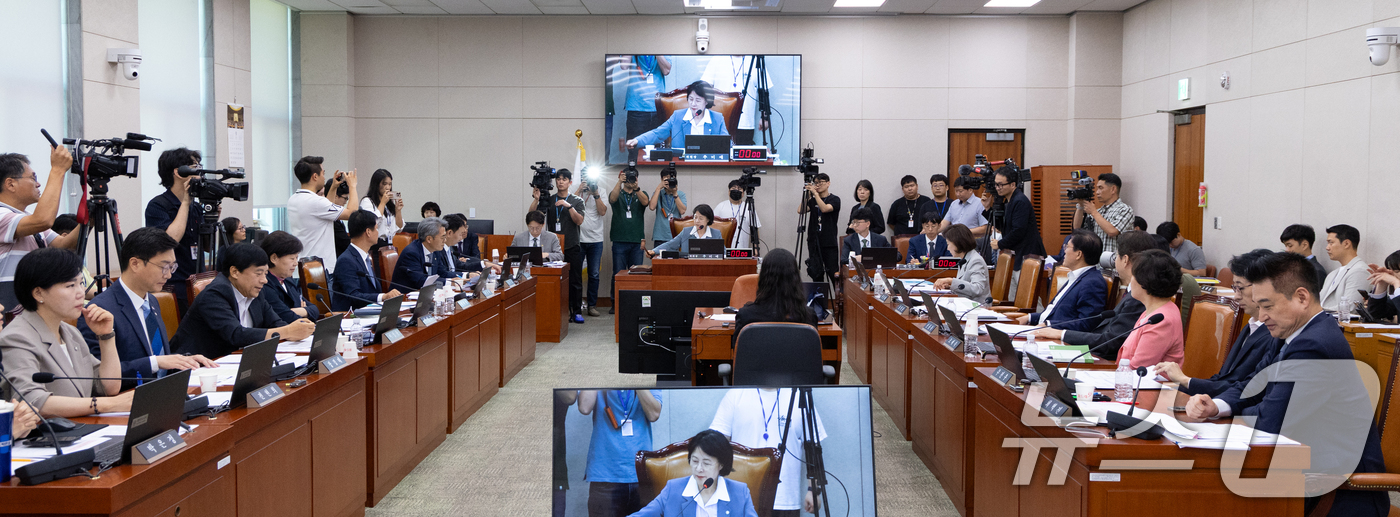 (서울=뉴스1) 이승배 기자 = 추미애 국회 법제사법위원장이 10일 서울 여의도 국회에서 열린 제429회국회(정기회) 제3차 전체회의에서 검찰개혁 입법청문회 안건을 가결하고 있다. …