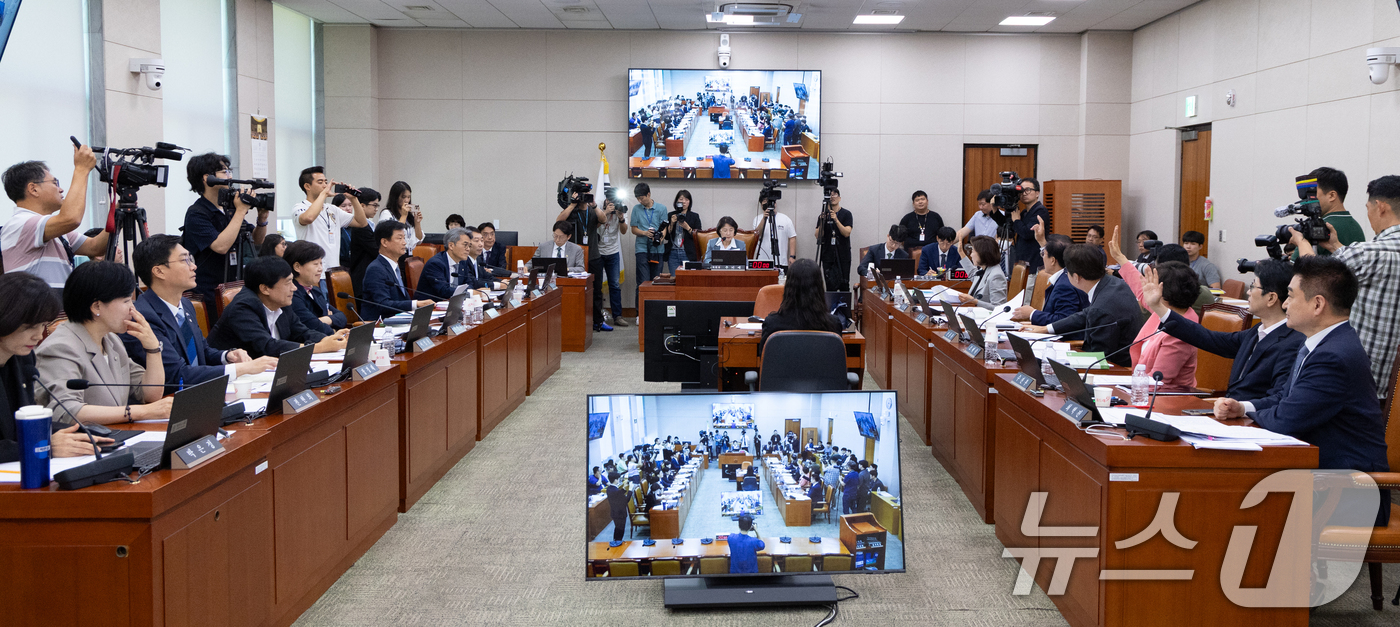 (서울=뉴스1) 이승배 기자 = 10일 서울 여의도 국회에서 열린 제429회국회(정기회) 법제사법위원회 제3차 전체회의에서 검찰개혁 입법청문회 관련 국민의힘 법사위원들이 반대 거수 …